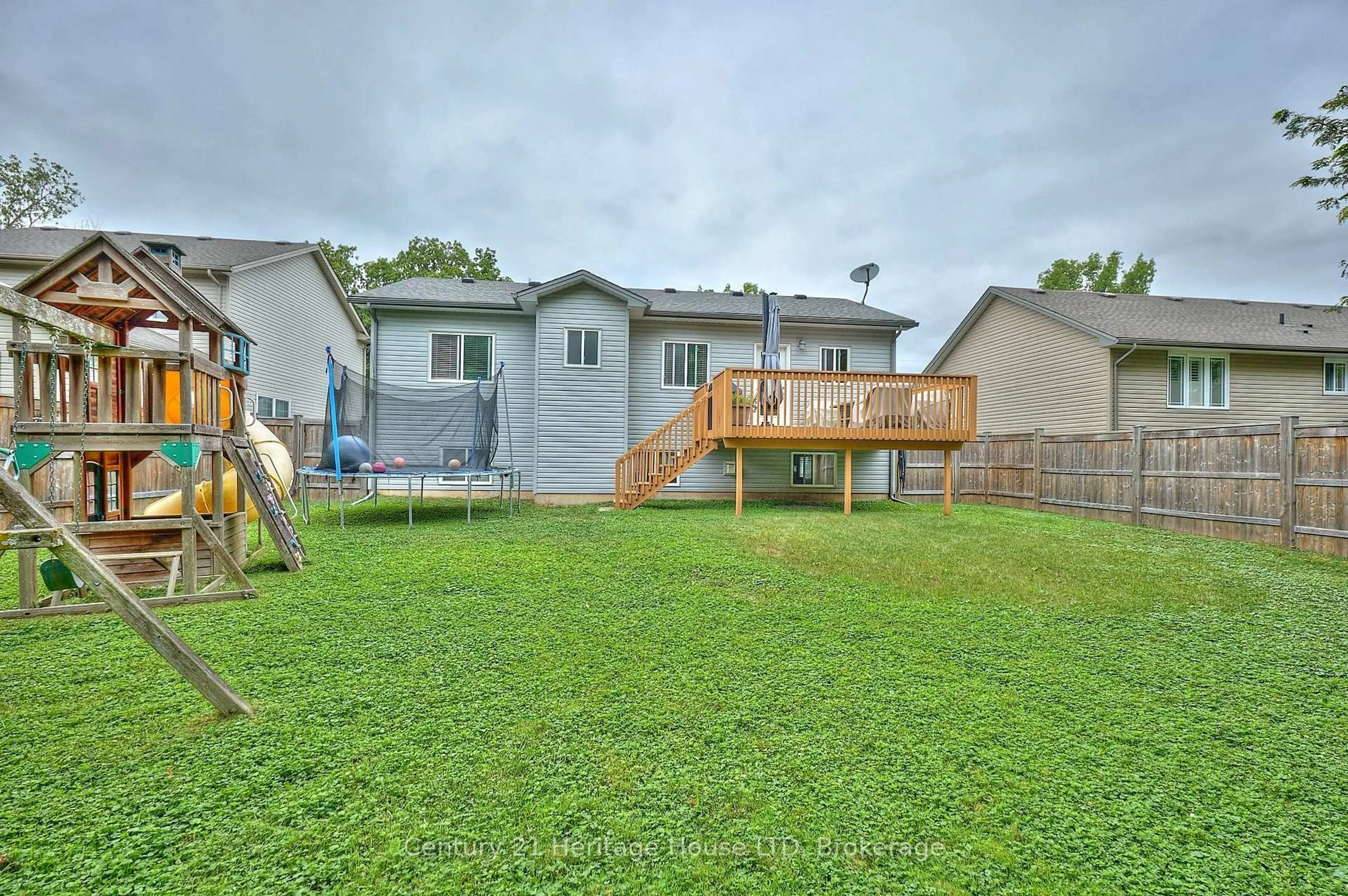 Patio, street for 3257 Grove Ave, Fort Erie Ontario L0S 1N0