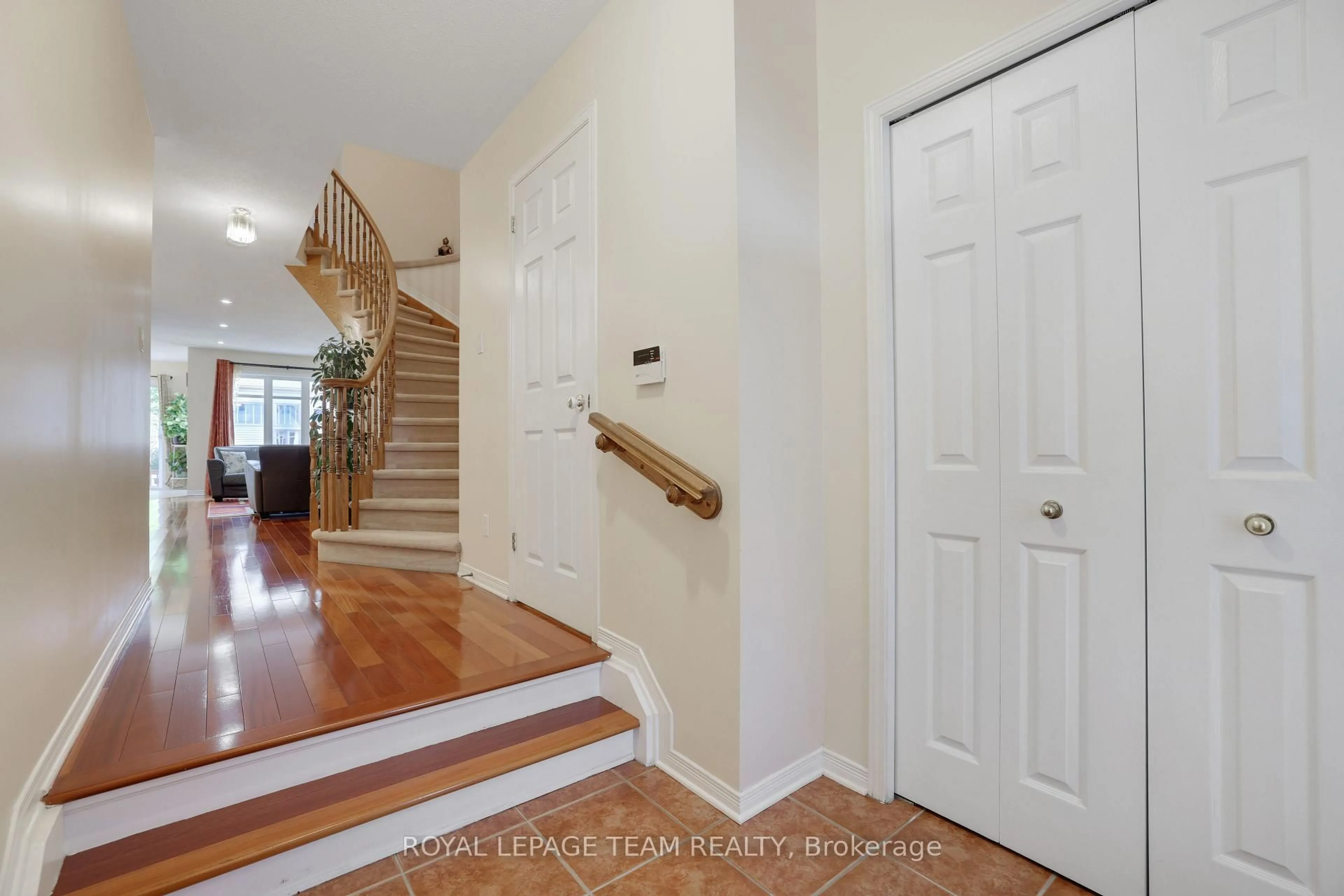 Indoor entryway for 144 Deercroft Ave, Ottawa Ontario K2J 5H9