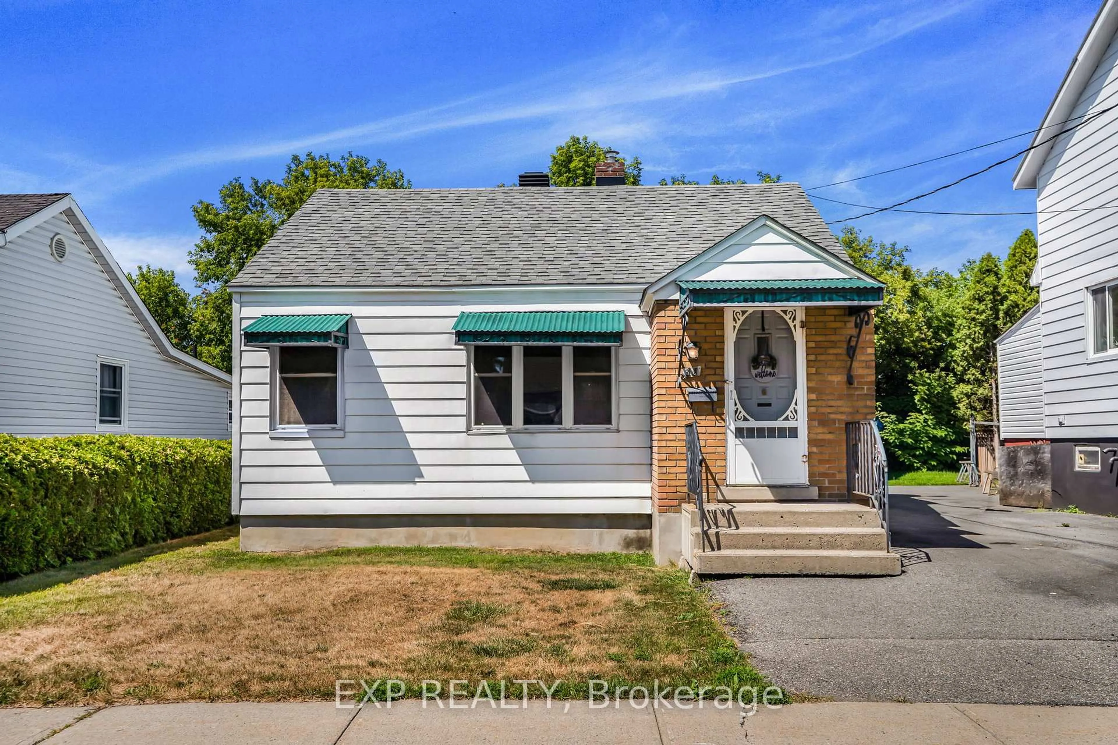 Home with vinyl exterior material, street for 35 Twelfth St, Cornwall Ontario K6H 3A7