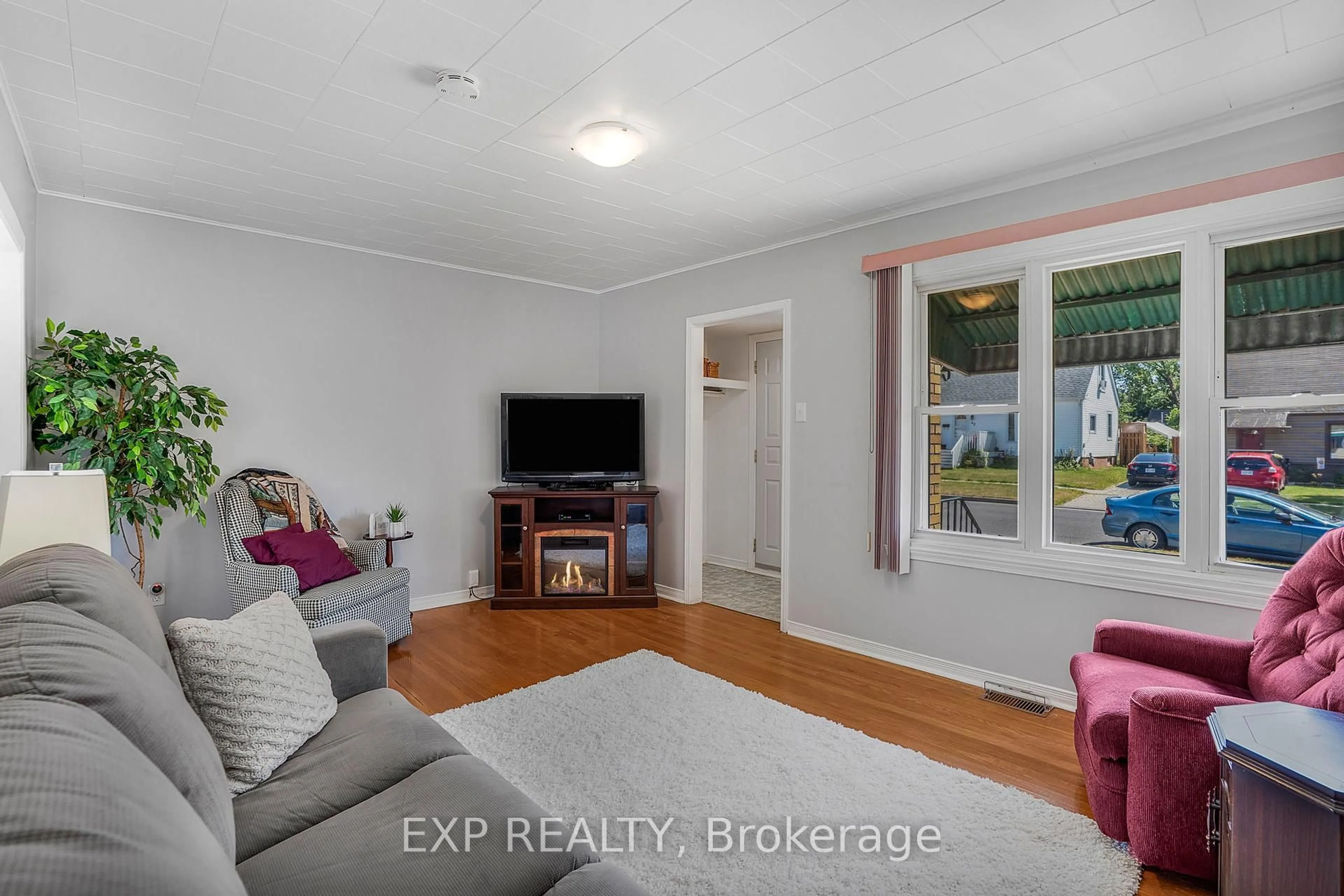 Living room with furniture, unknown for 35 Twelfth St, Cornwall Ontario K6H 3A7