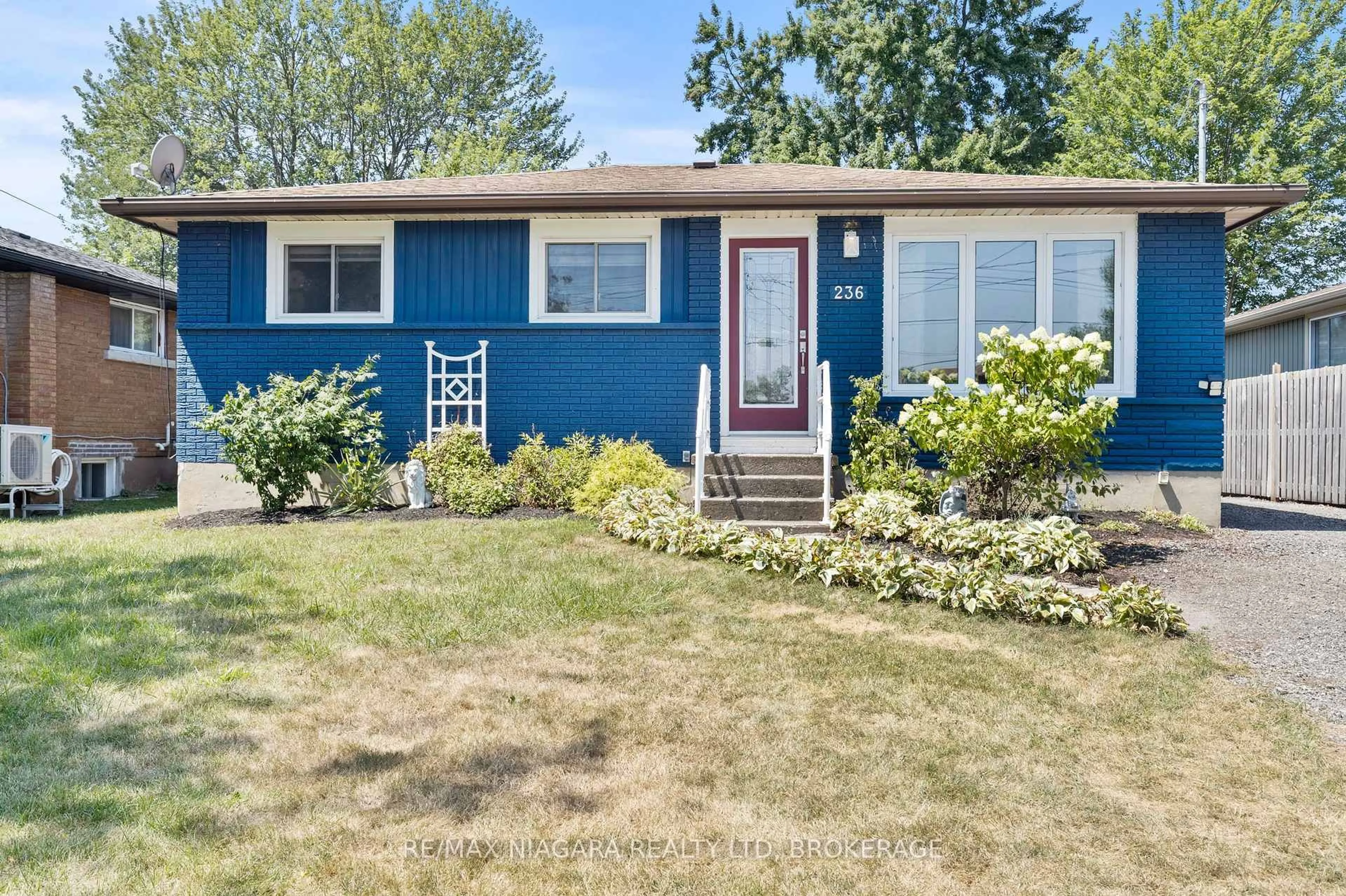 Home with vinyl exterior material, street for 236 Cutress Ave, Welland Ontario L3C 2S8