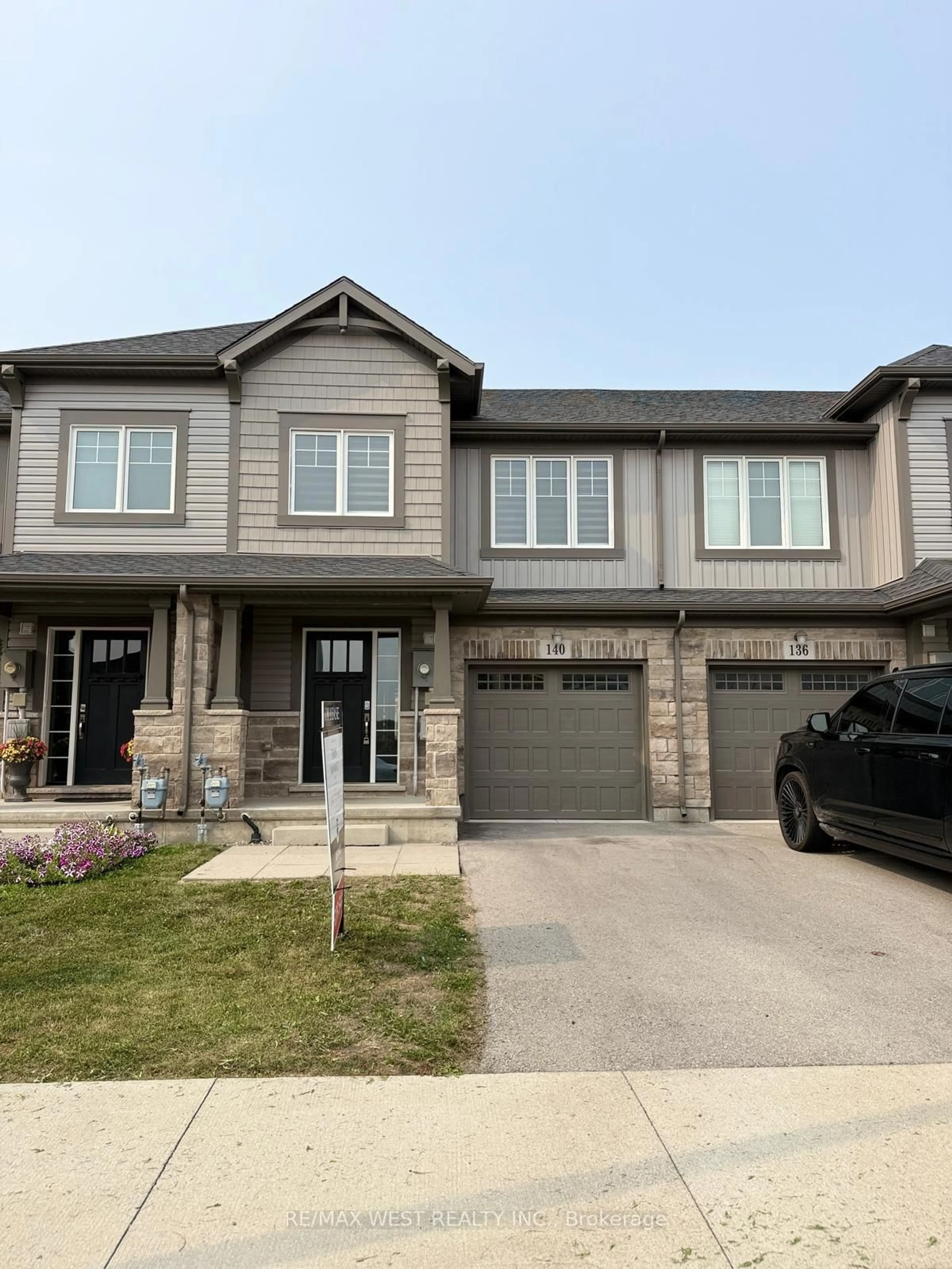 Home with brick exterior material, street for 140 Monarch St, Welland Ontario L3C 0G6