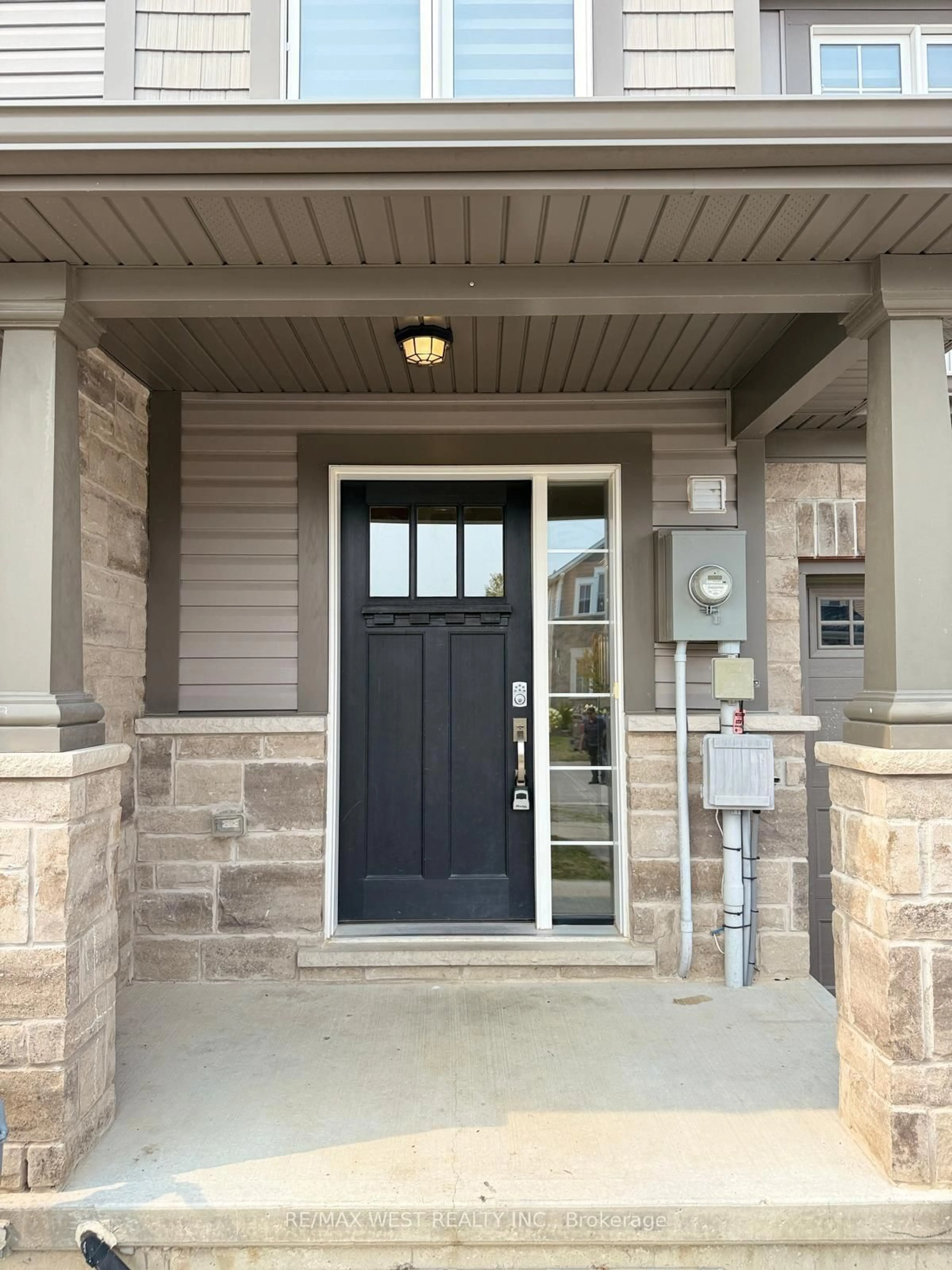 Indoor entryway for 140 Monarch St, Welland Ontario L3C 0G6