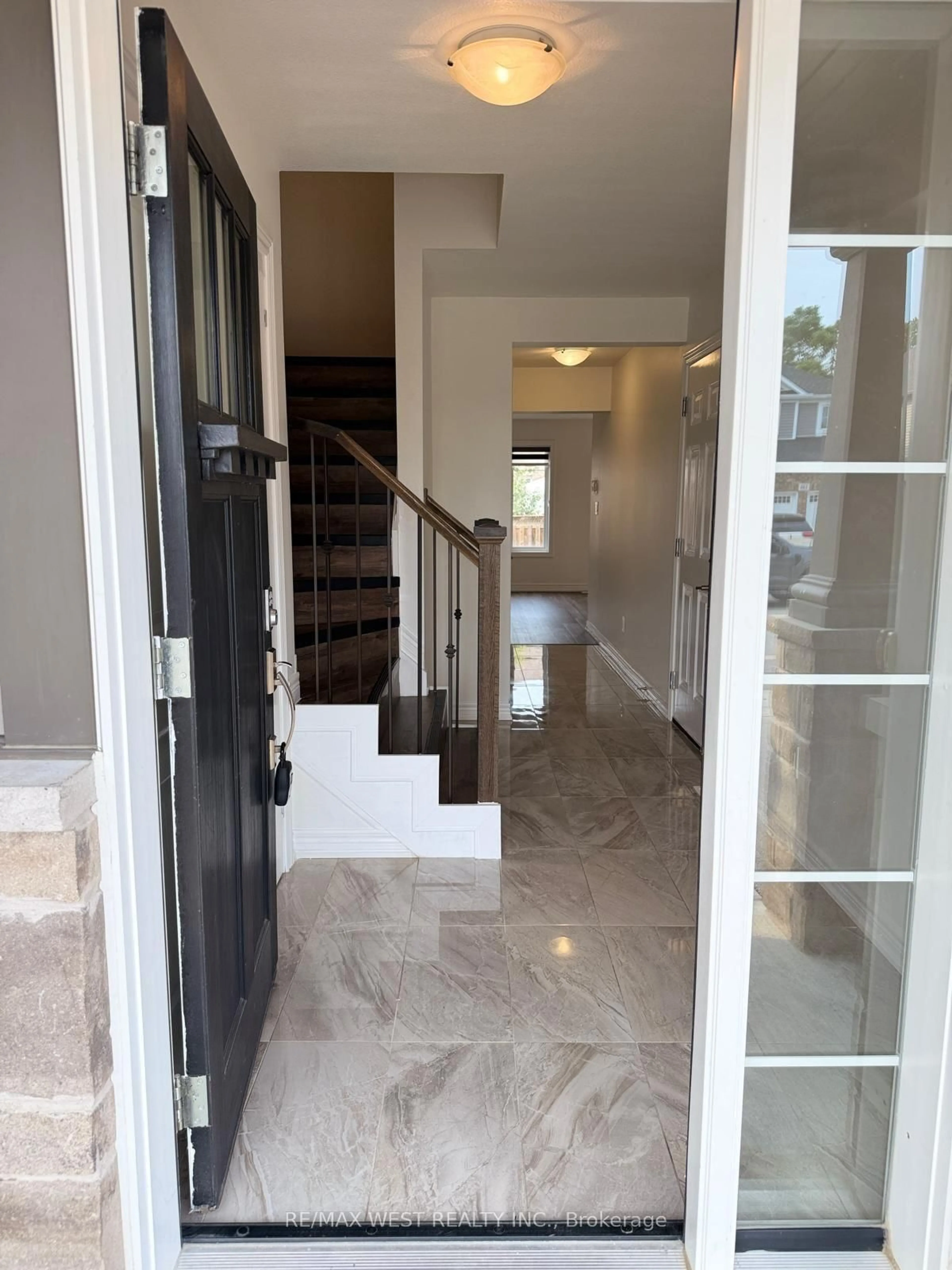 Indoor foyer for 140 Monarch St, Welland Ontario L3C 0G6
