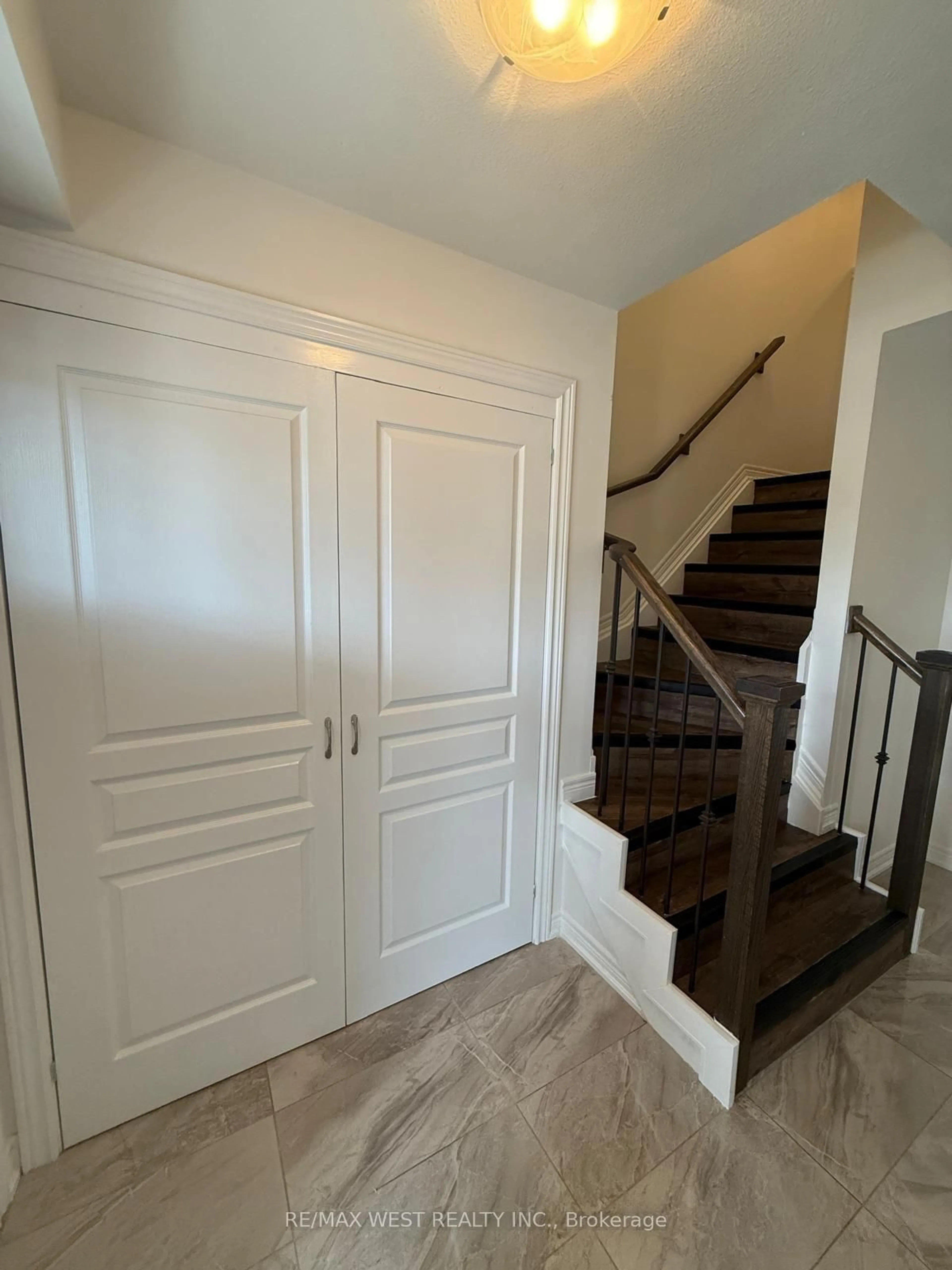Indoor entryway for 140 Monarch St, Welland Ontario L3C 0G6