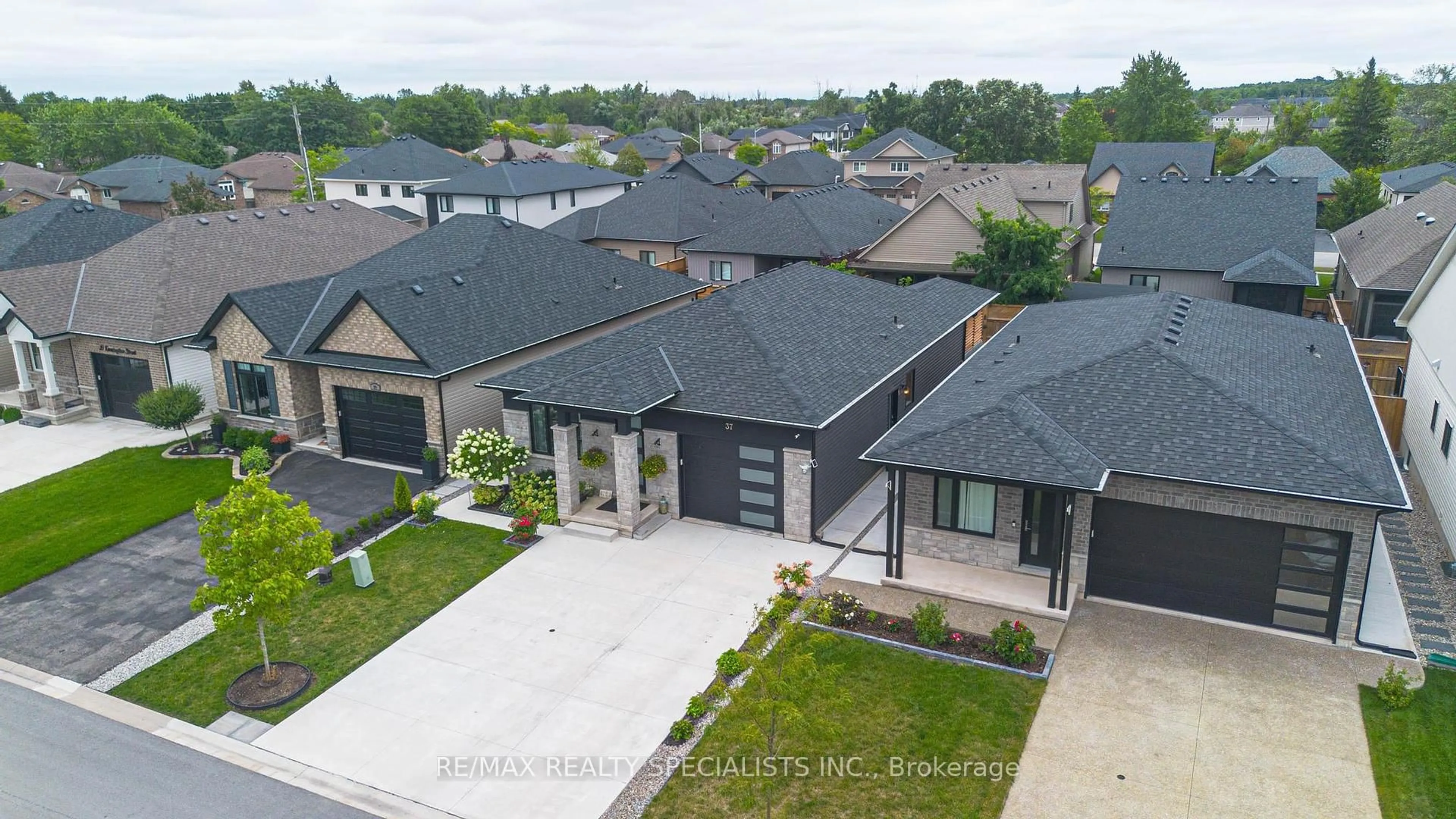 A pic from outside/outdoor area/front of a property/back of a property/a pic from drone, street for 37 Kensington St, Welland Ontario L3C 0G3