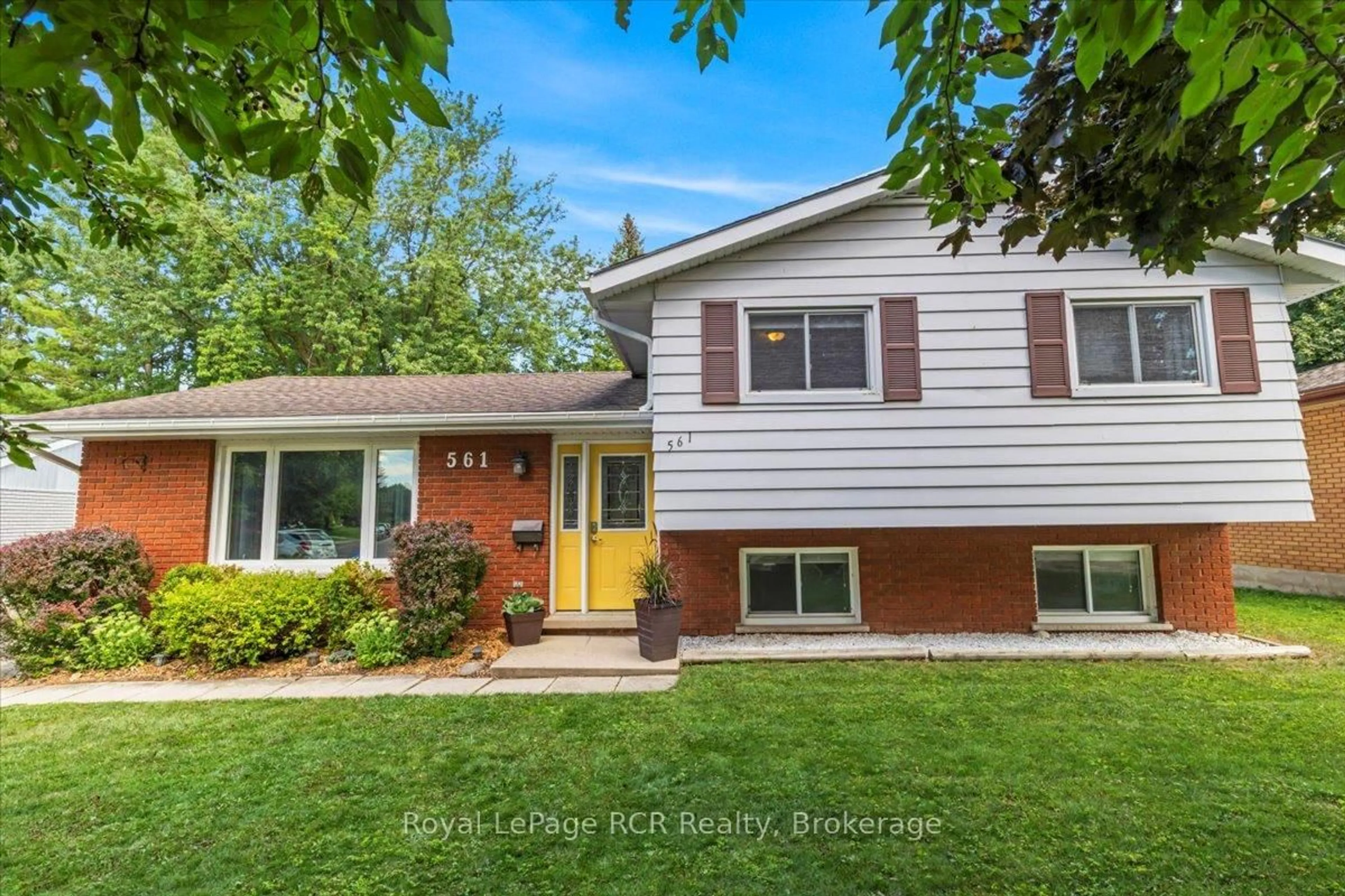 Home with vinyl exterior material, street for 561 18th Ave, Hanover Ontario N4N 3B2