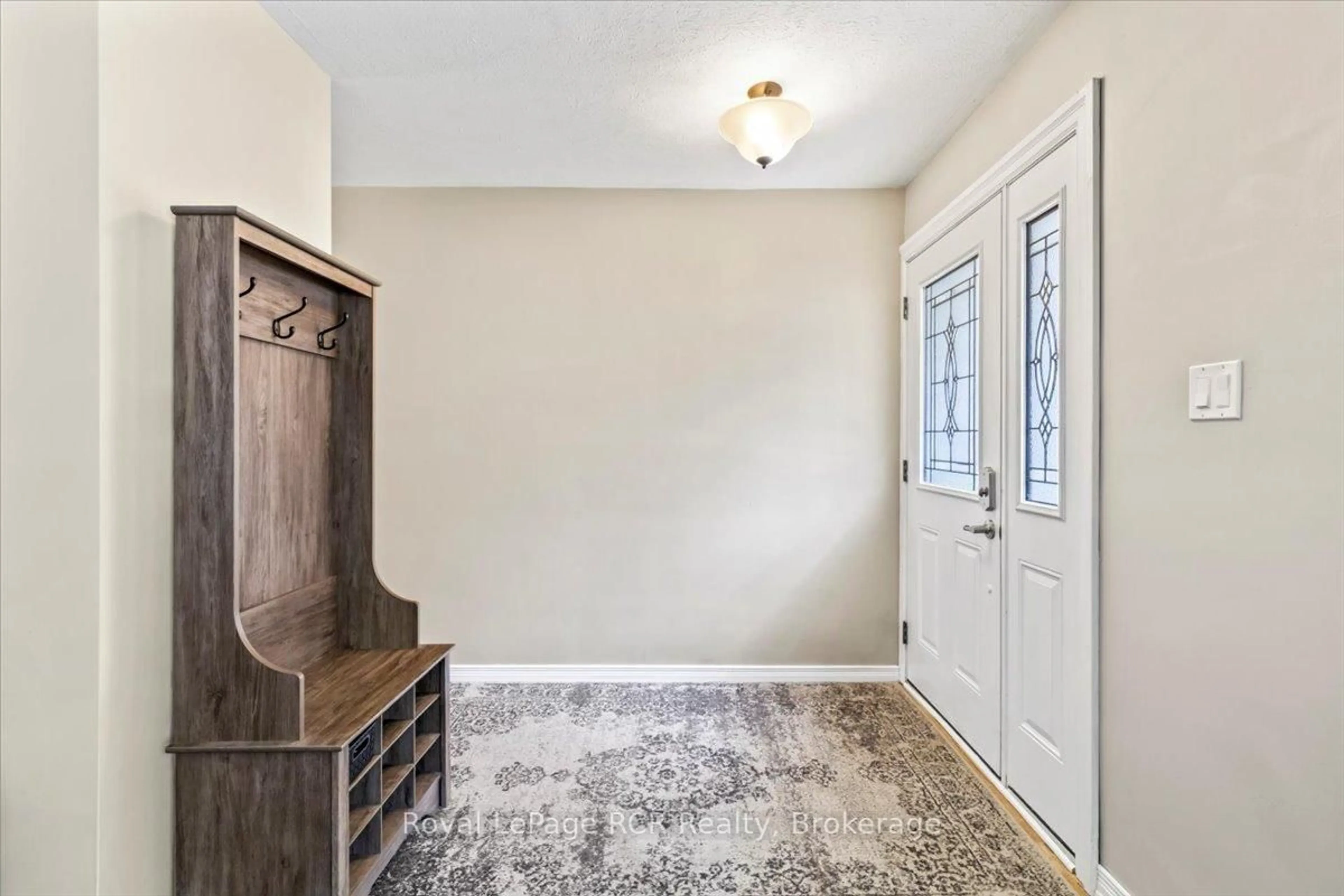 Indoor entryway for 561 18th Ave, Hanover Ontario N4N 3B2