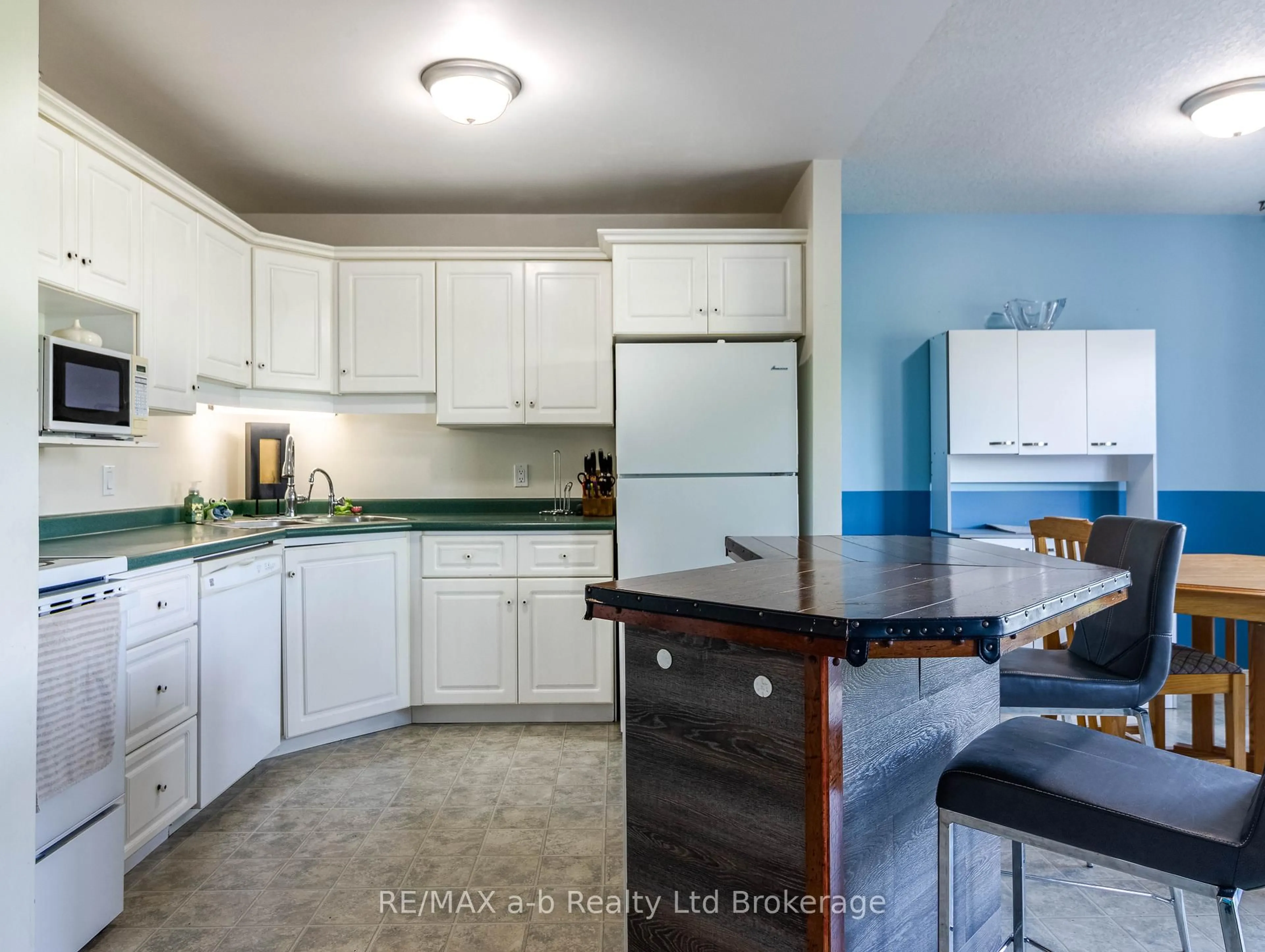 Standard kitchen, ceramic/tile floor for 112 Athlone Cres, Stratford Ontario N4Z 1H8