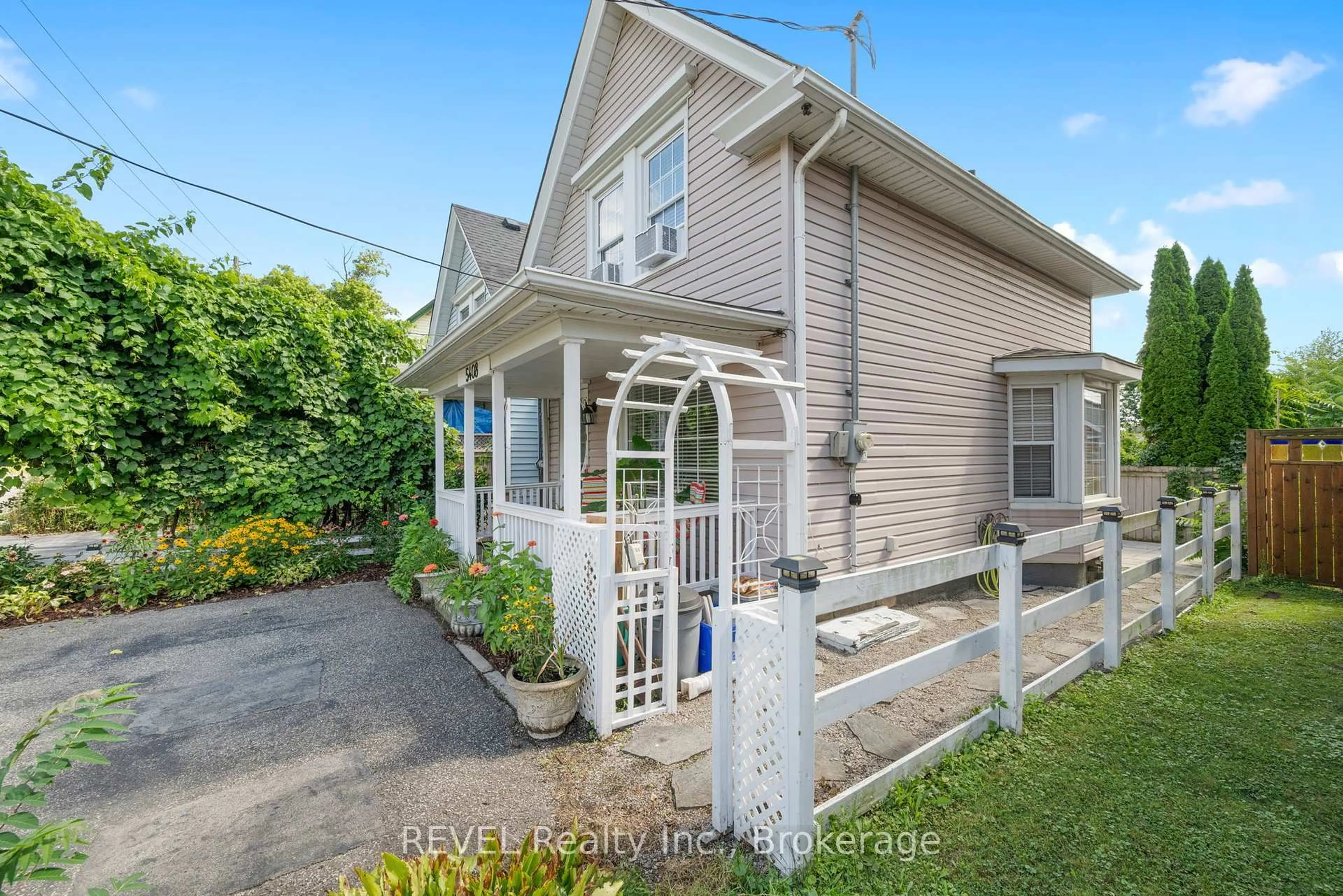 A pic from outside/outdoor area/front of a property/back of a property/a pic from drone, street for 5408 ONTARIO Ave, Niagara Falls Ontario L2E 3S5