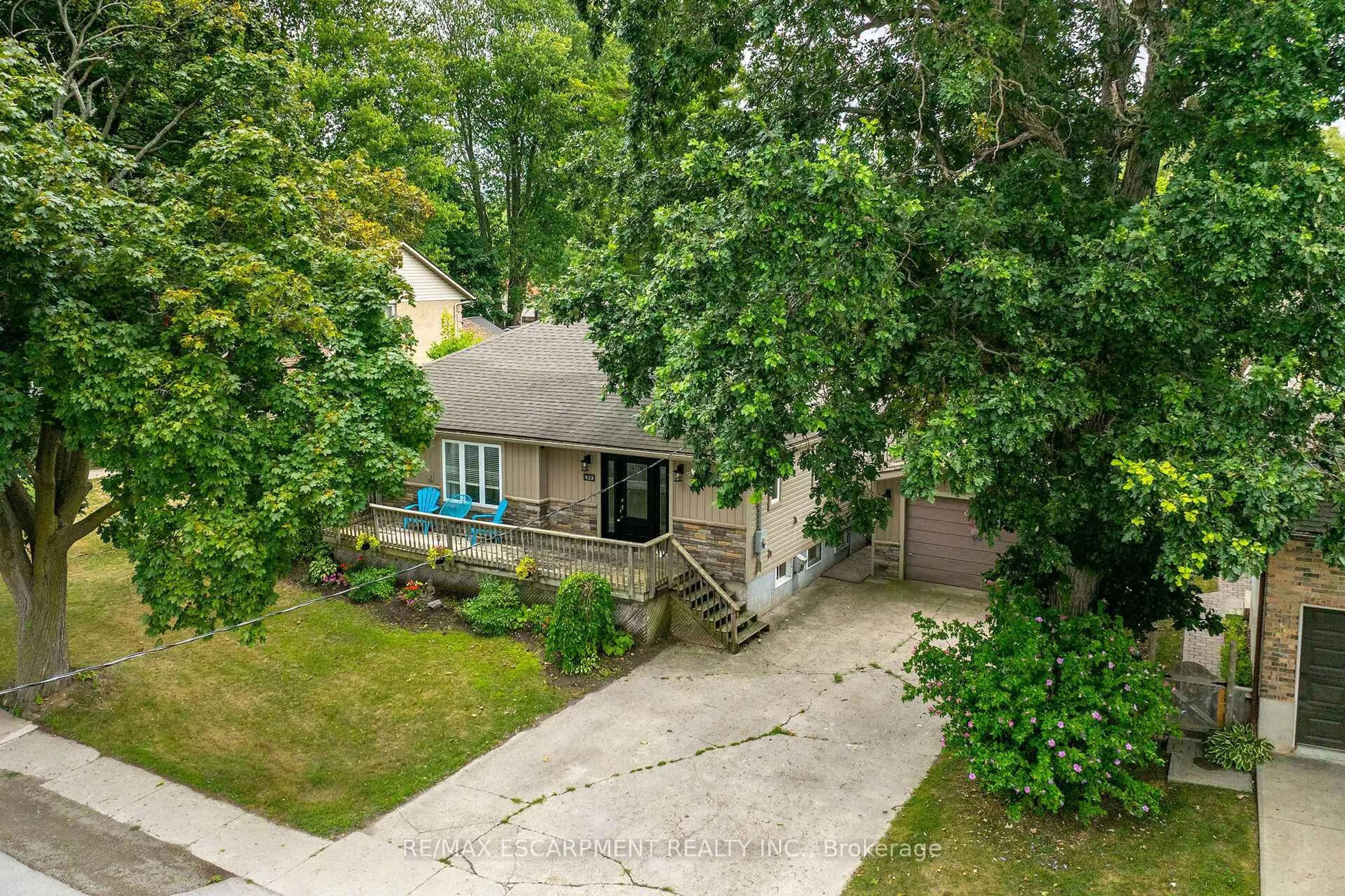 A pic from outside/outdoor area/front of a property/back of a property/a pic from drone, street for 423 George St, Haldimand Ontario N1A 2T8
