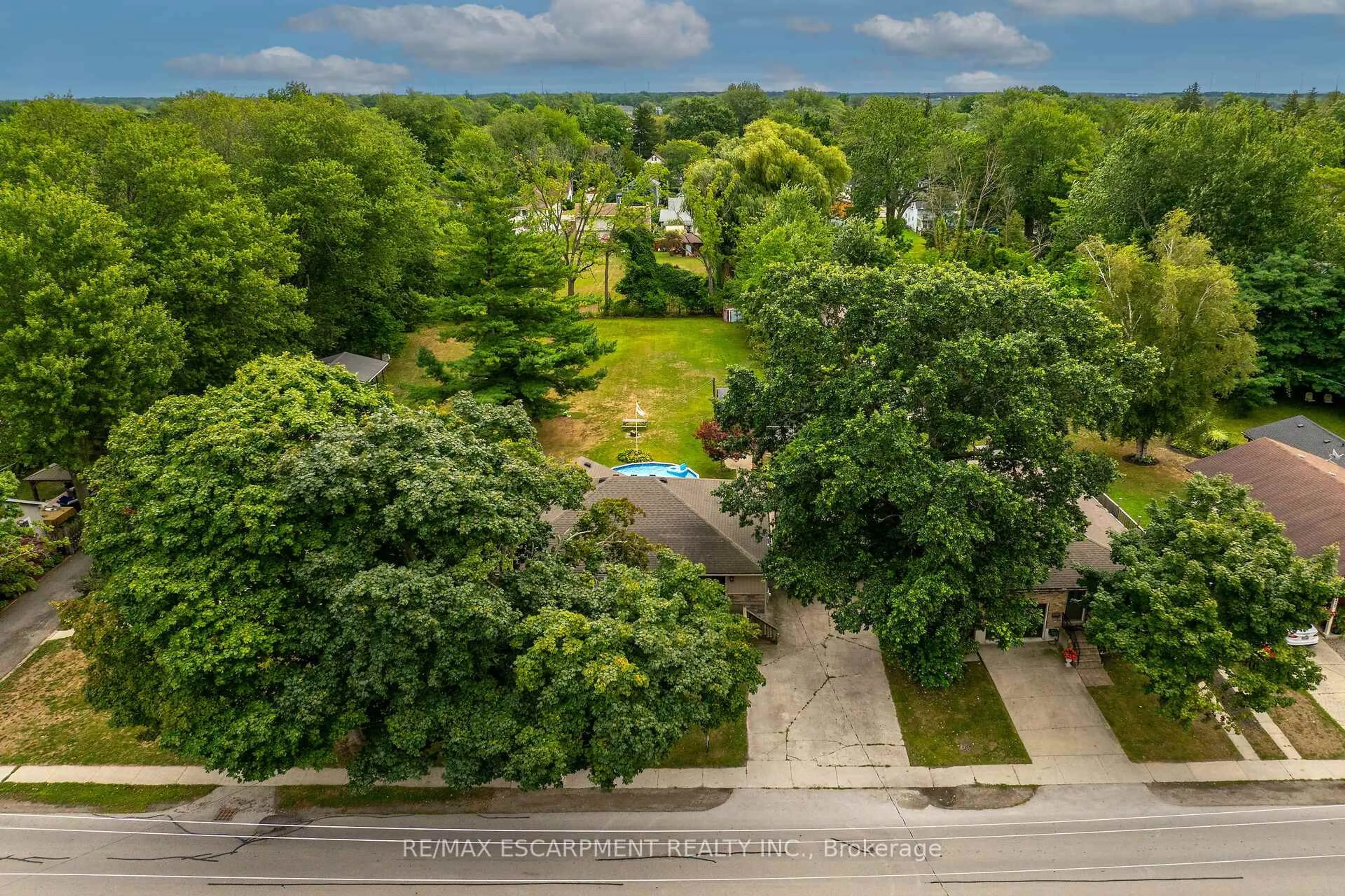 A pic from outside/outdoor area/front of a property/back of a property/a pic from drone, unknown for 423 George St, Haldimand Ontario N1A 2T8