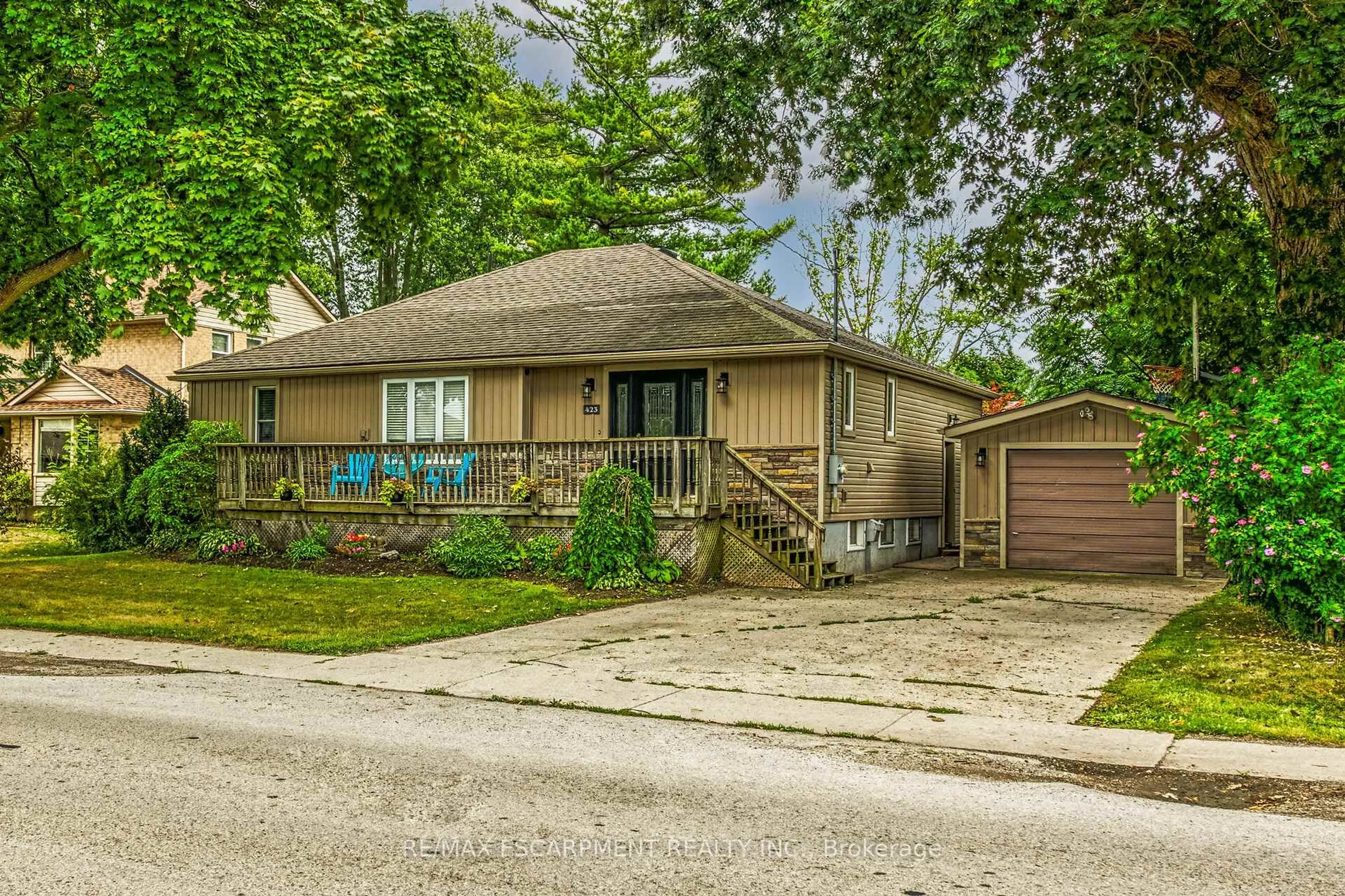 Home with vinyl exterior material, street for 423 George St, Haldimand Ontario N1A 2T8