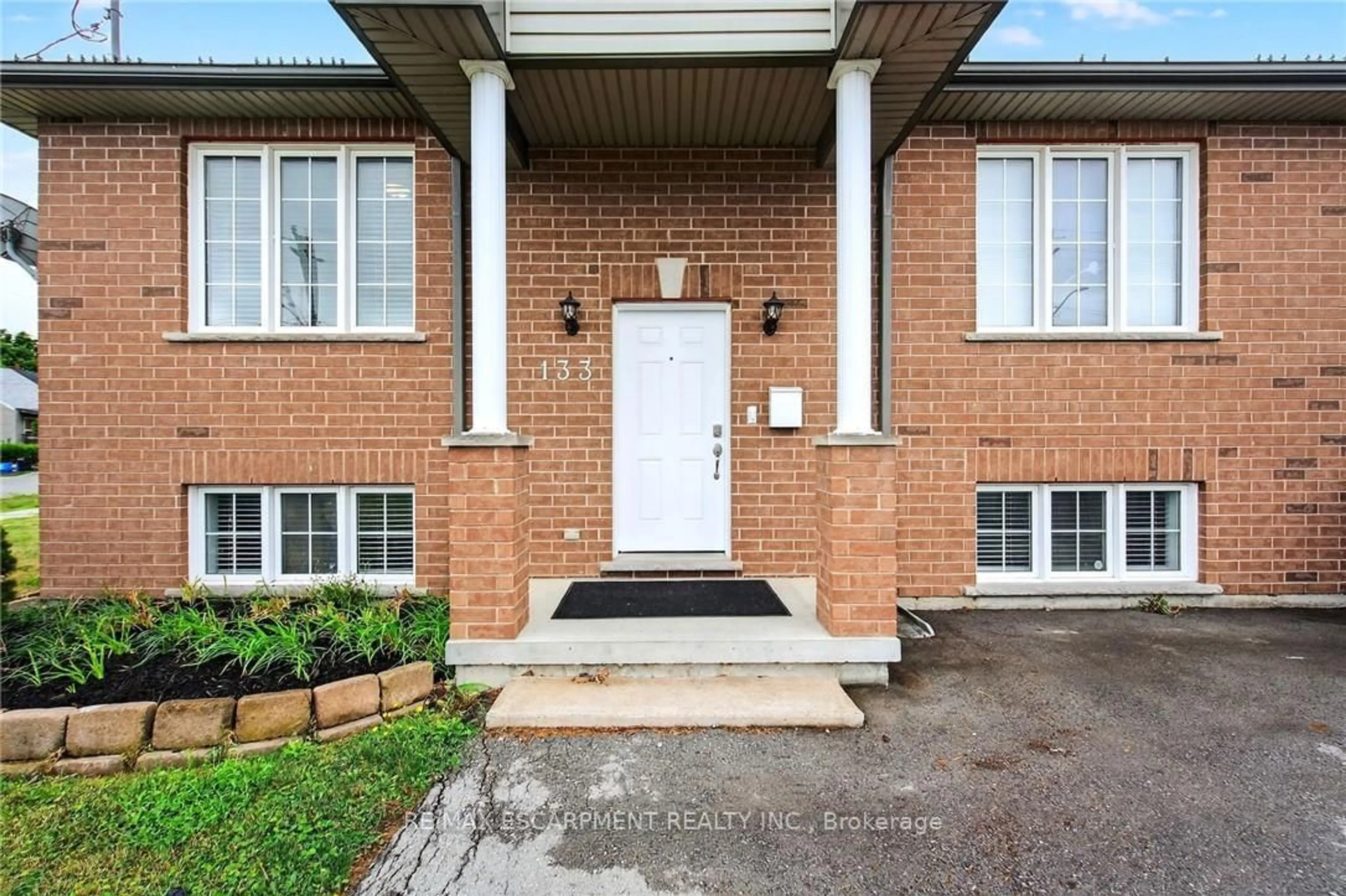 Home with brick exterior material, street for 133 GRANTHAM Ave, St. Catharines Ontario L2P 0C8