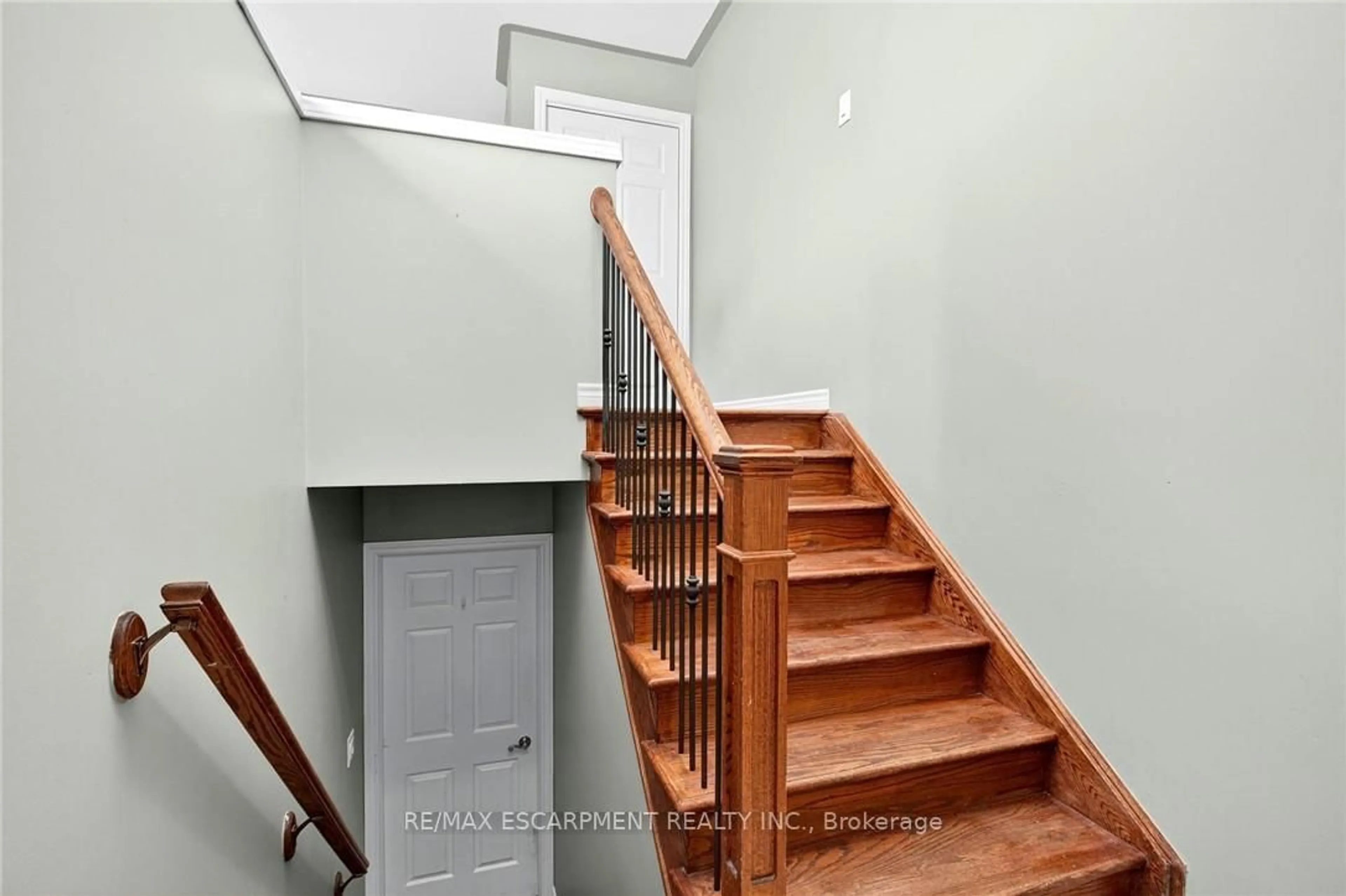 Stairs for 133 GRANTHAM Ave, St. Catharines Ontario L2P 0C8