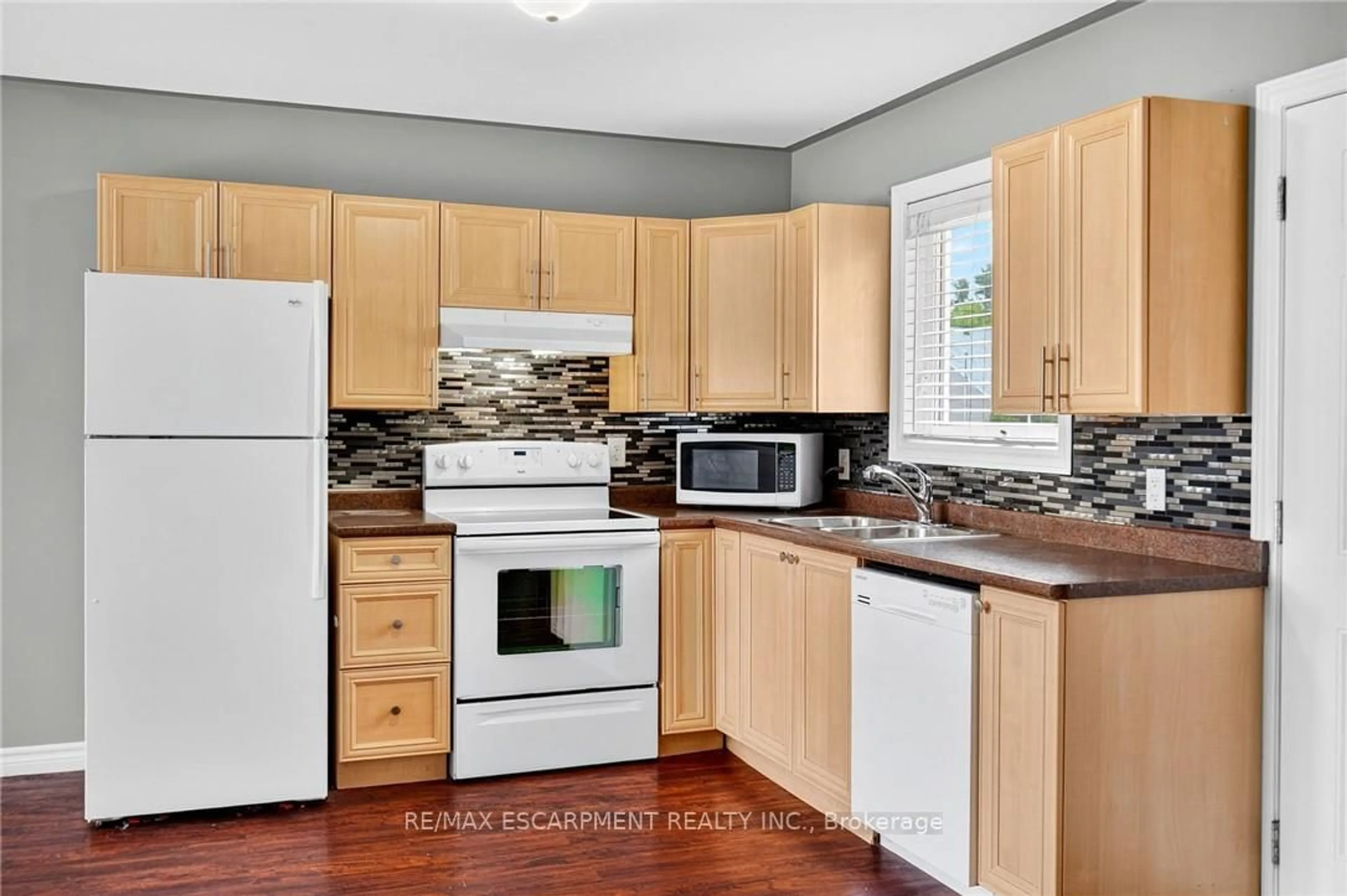Standard kitchen, wood/laminate floor for 133 GRANTHAM Ave, St. Catharines Ontario L2P 0C8