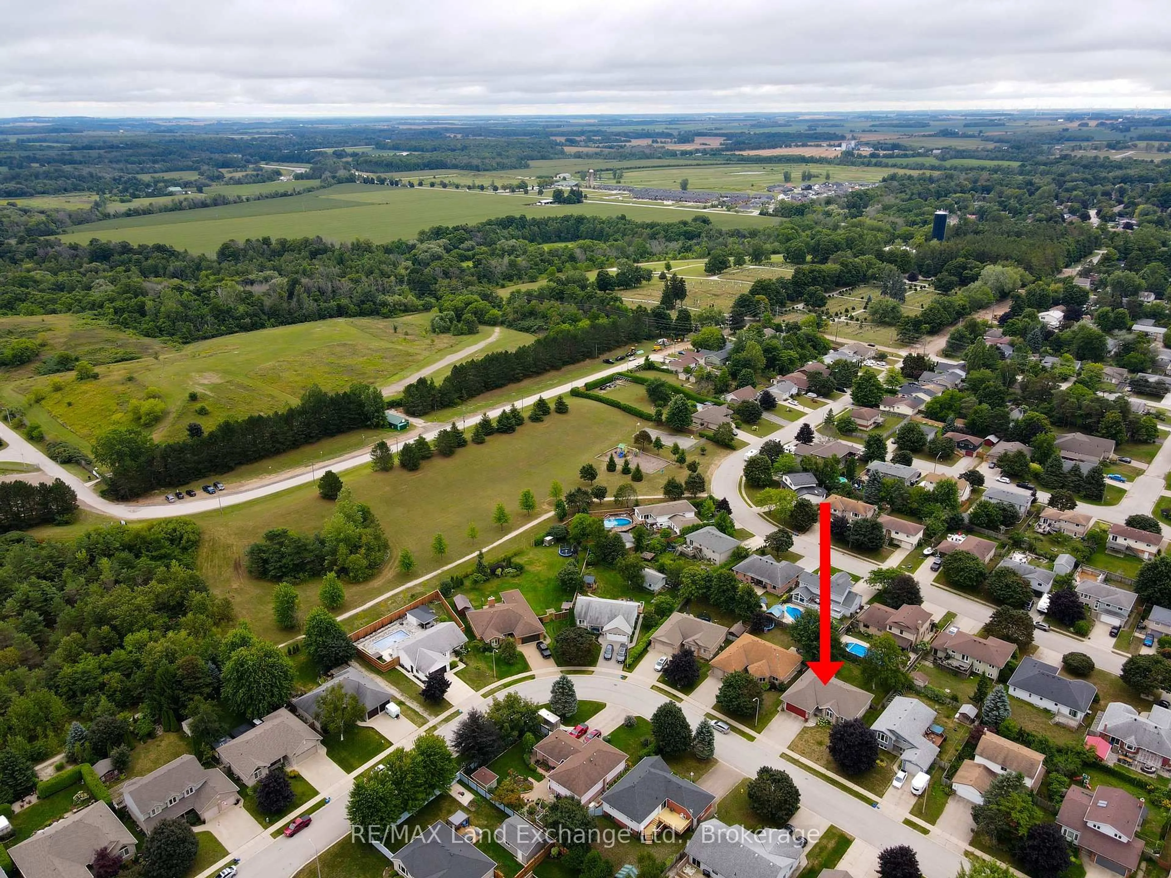A pic from outside/outdoor area/front of a property/back of a property/a pic from drone, water/lake/river/ocean view for 806 Maplewood Dr, Saugeen Shores Ontario N0H 2C4