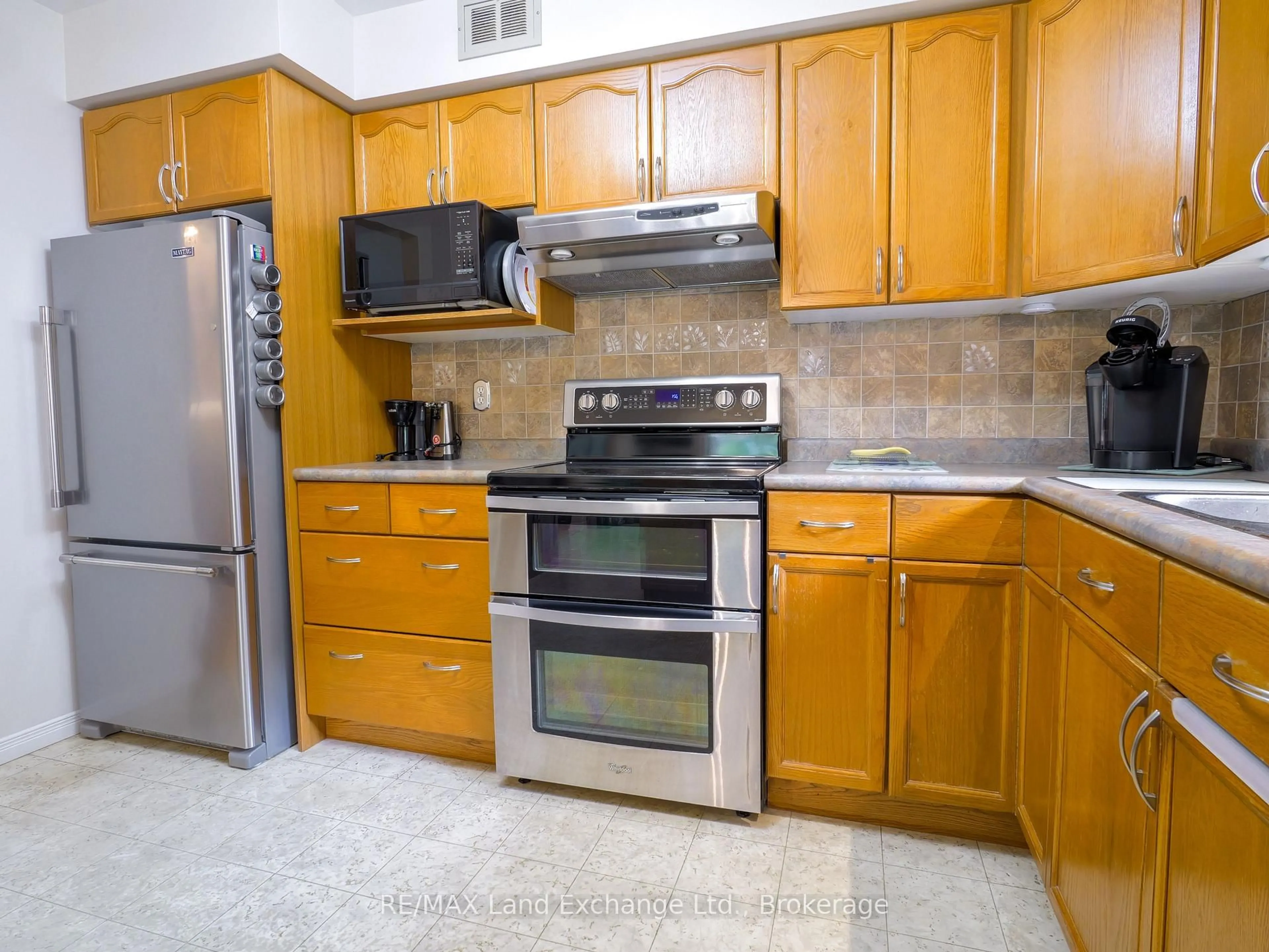 Standard kitchen, ceramic/tile floor for 806 Maplewood Dr, Saugeen Shores Ontario N0H 2C4