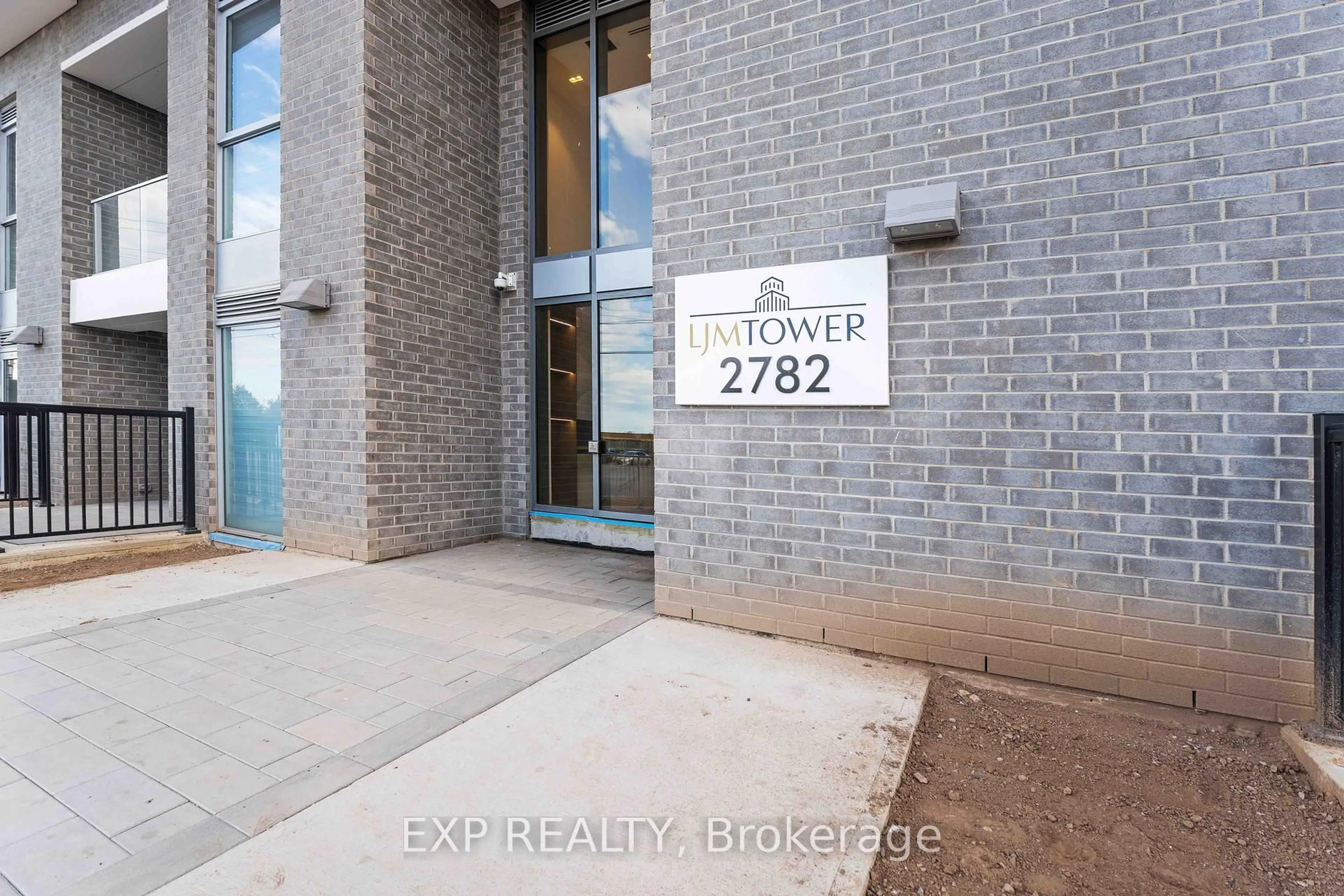 Indoor foyer for 2782 Barton St #1006, Hamilton Ontario L8E 2J8