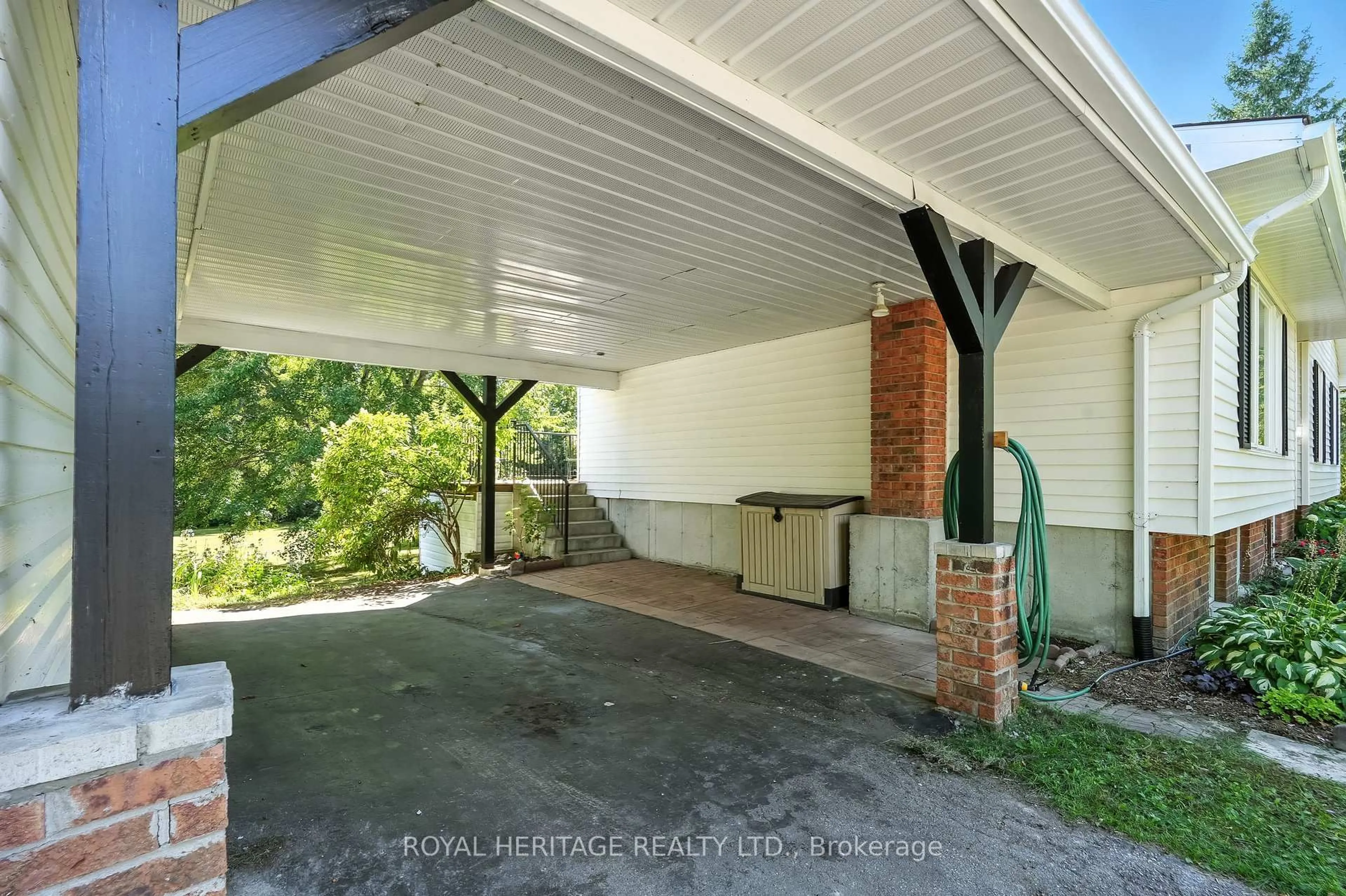 Indoor garage for 10050 Haliburton County Road 503 Rd, Highlands East Ontario K0M 1R0