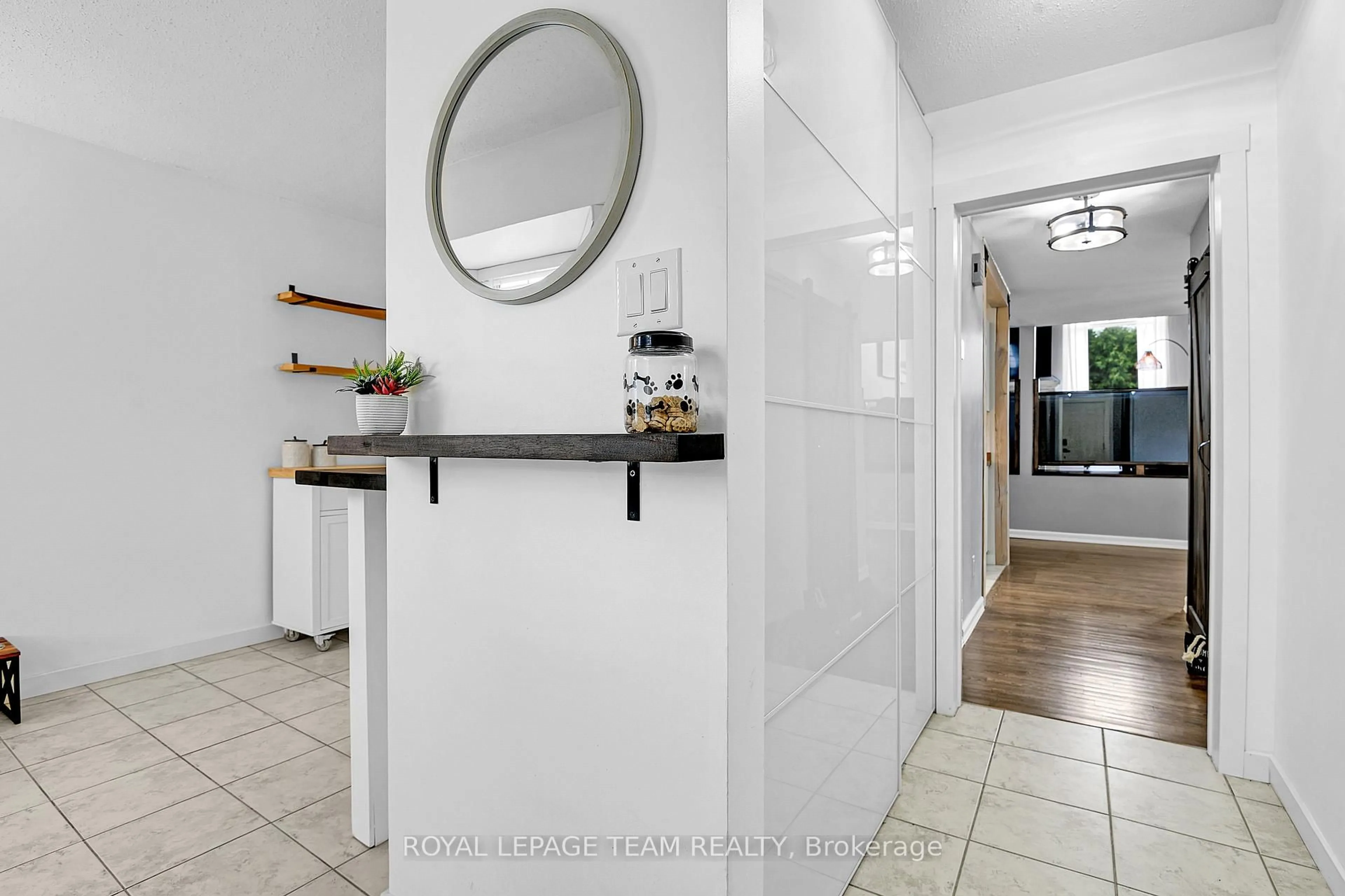 Indoor entryway for 6405 St Louis Dr, Ottawa Ontario K1C 2X9