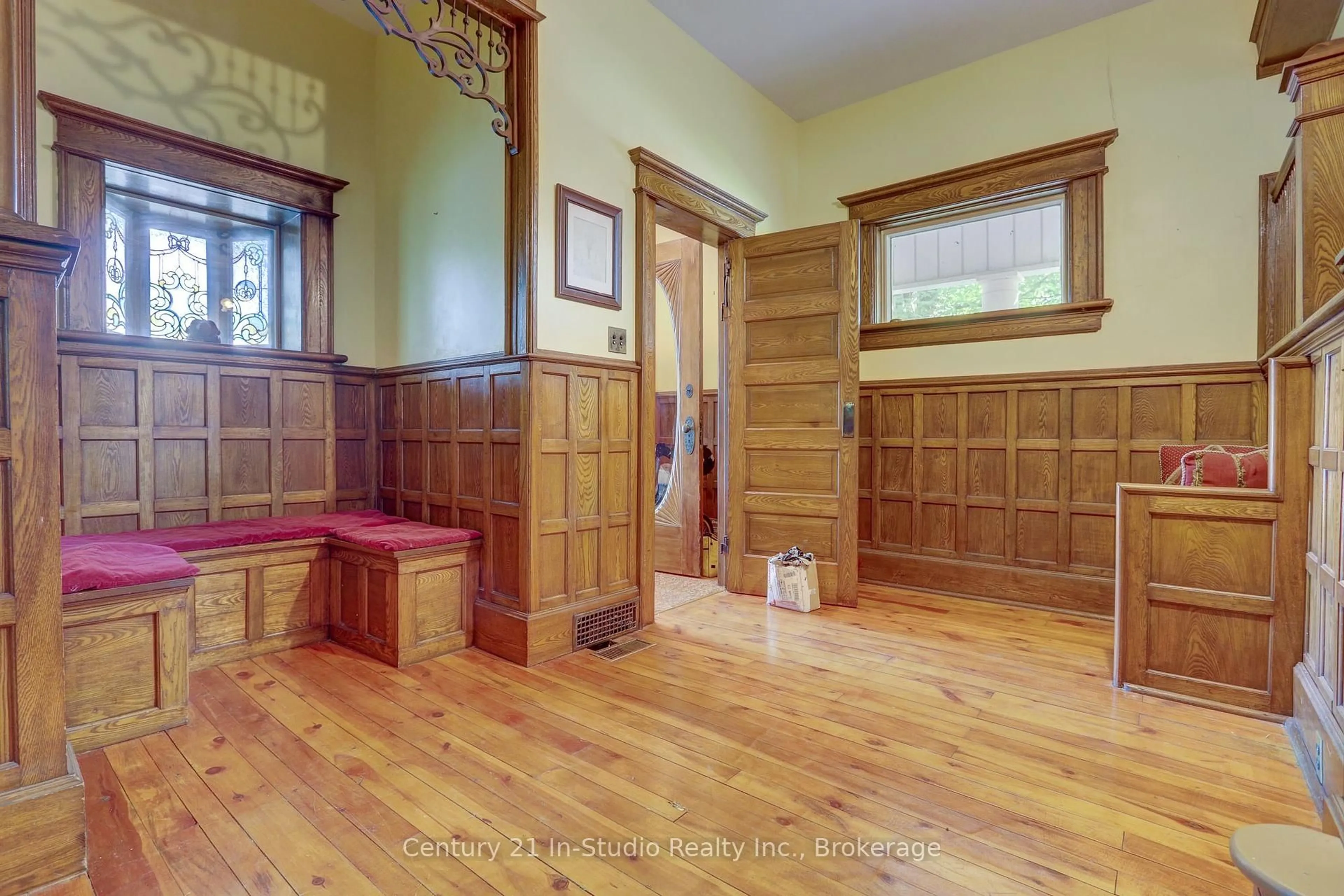 Indoor foyer for 45 Mark St, Grey Highlands Ontario N0C 1H0