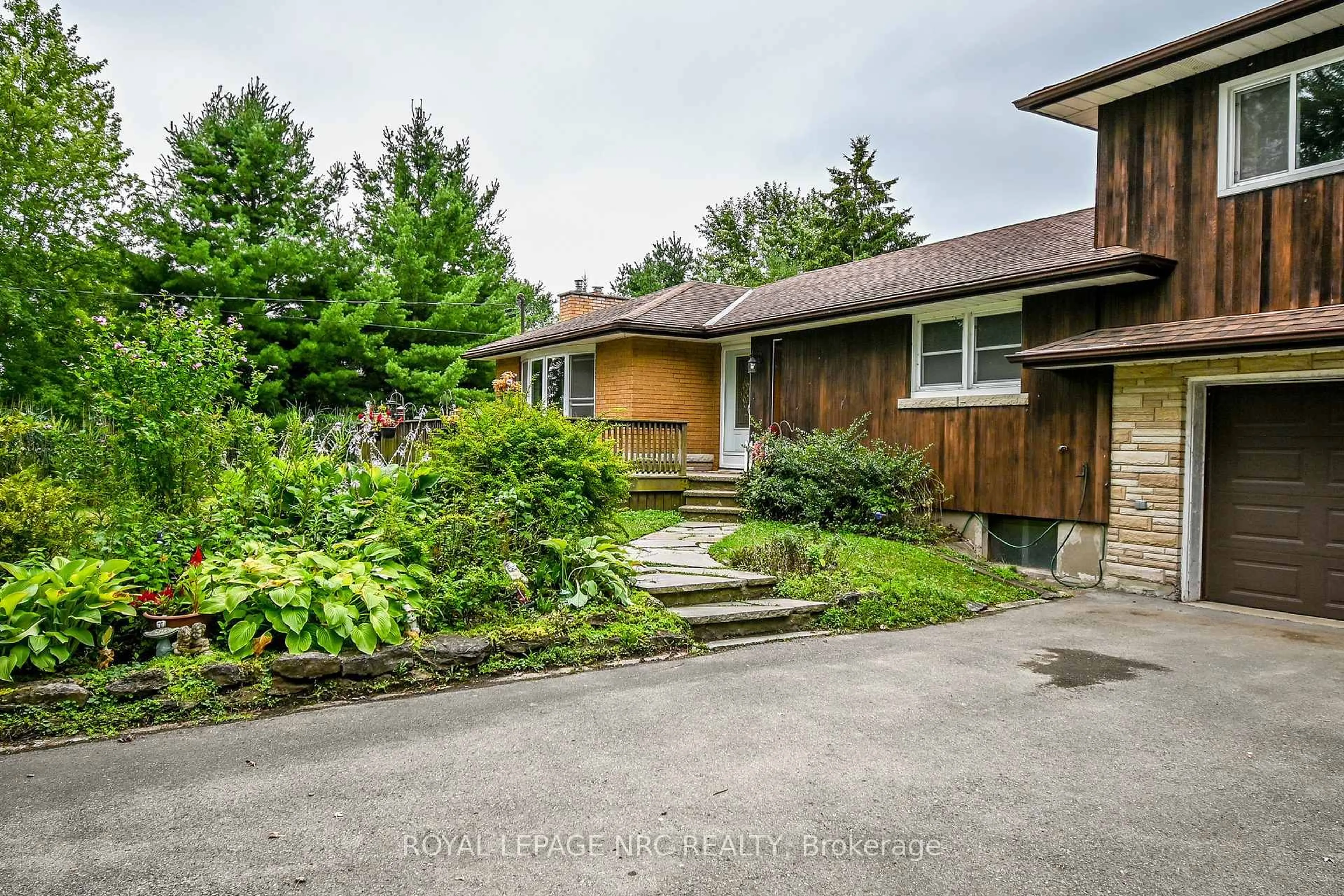 A pic from outside/outdoor area/front of a property/back of a property/a pic from drone, street for 11680 Burnaby Rd, Wainfleet Ontario L0S 1V0