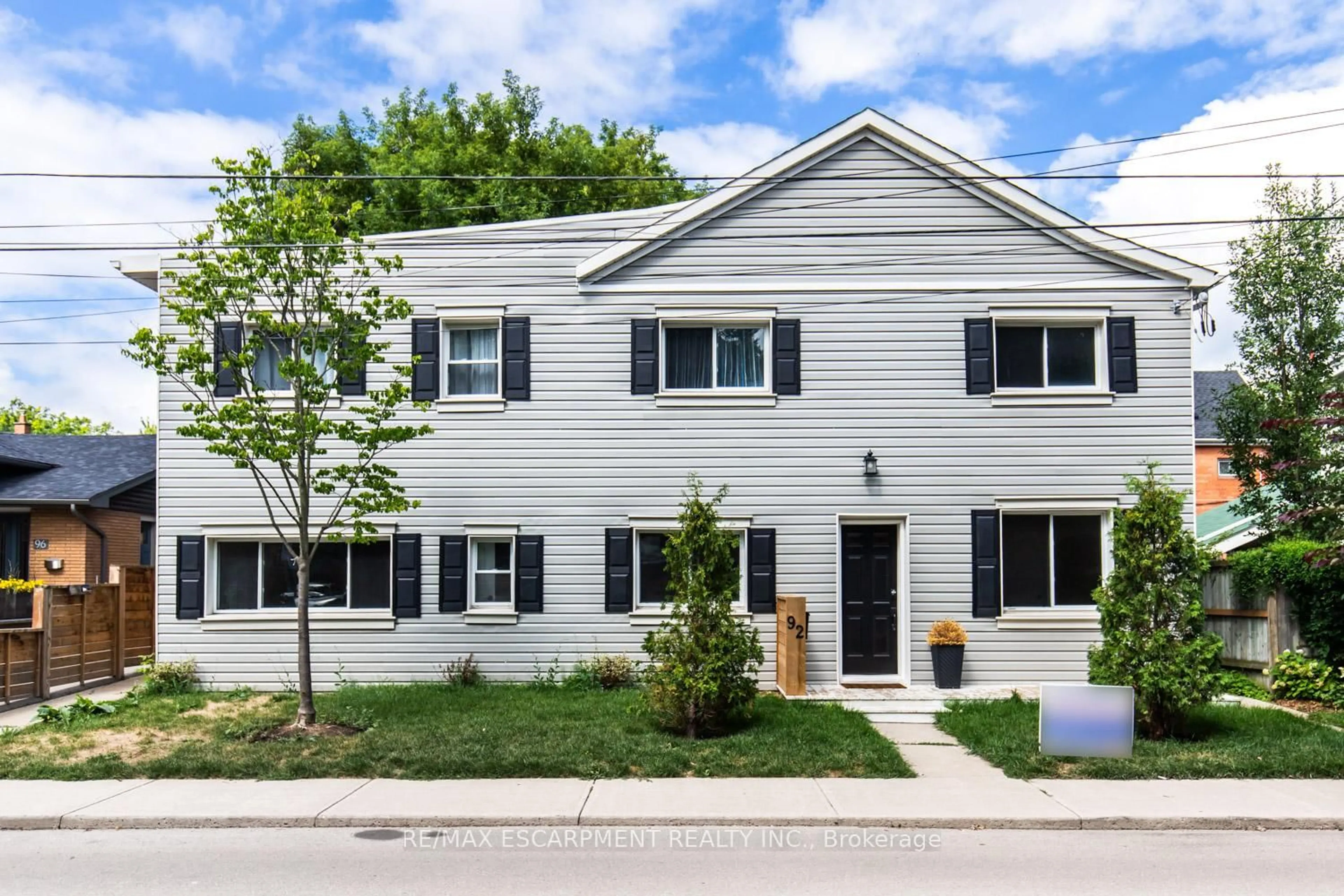 Home with vinyl exterior material, street for 92 Pearl St, Hamilton Ontario L8P 3X2