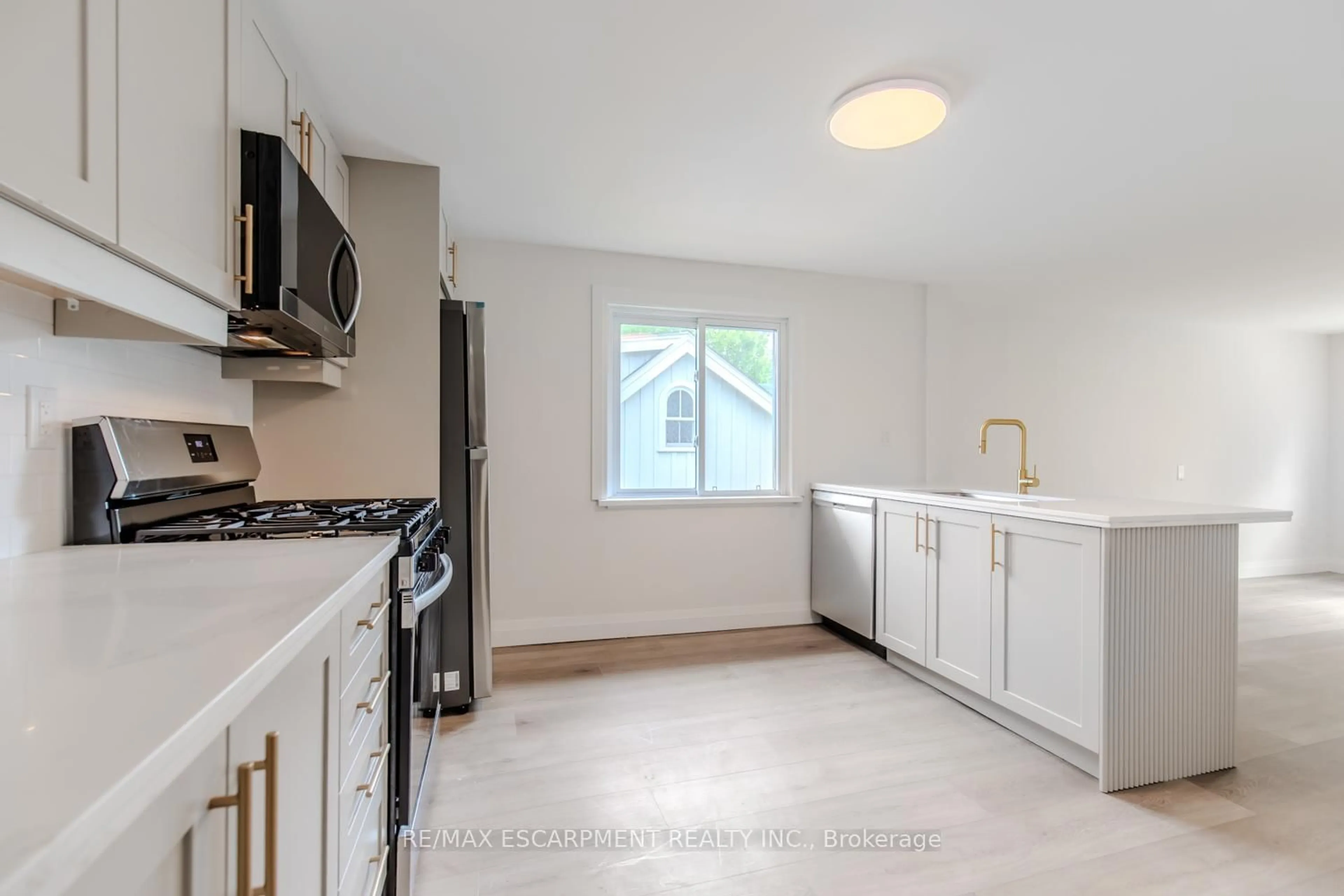 Standard kitchen, unknown for 92 Pearl St, Hamilton Ontario L8P 3X2