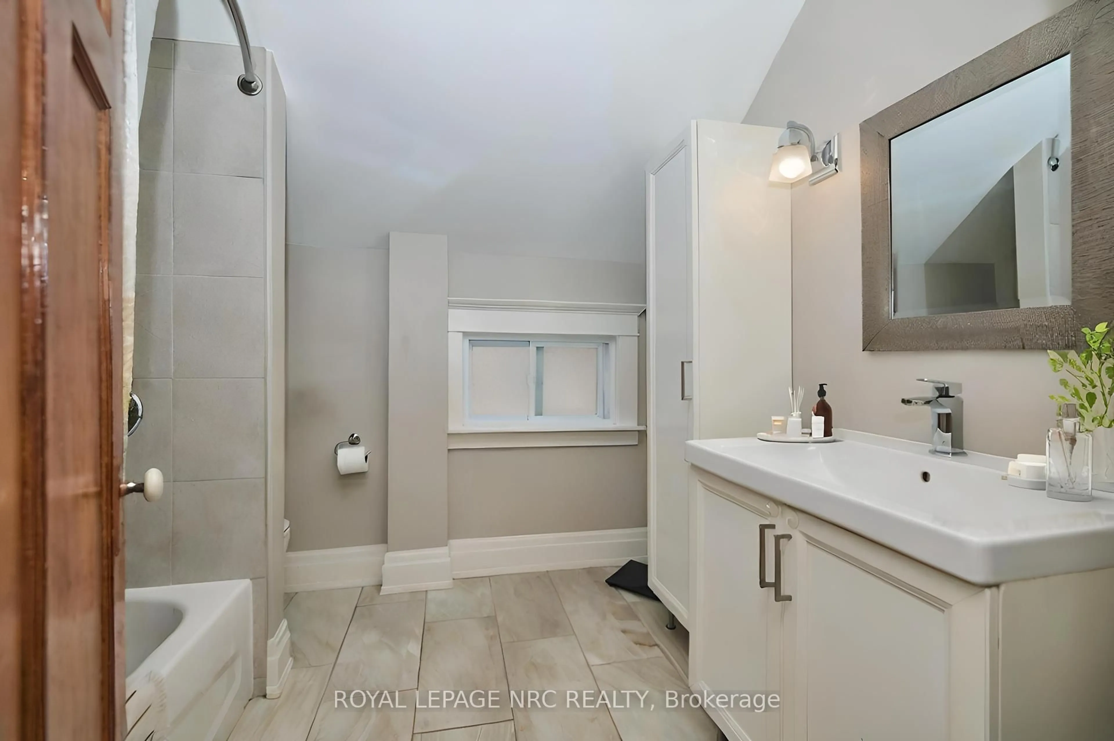 Standard bathroom, ceramic/tile floor for 92 Dufferin St, St. Catharines Ontario L2R 1Z8