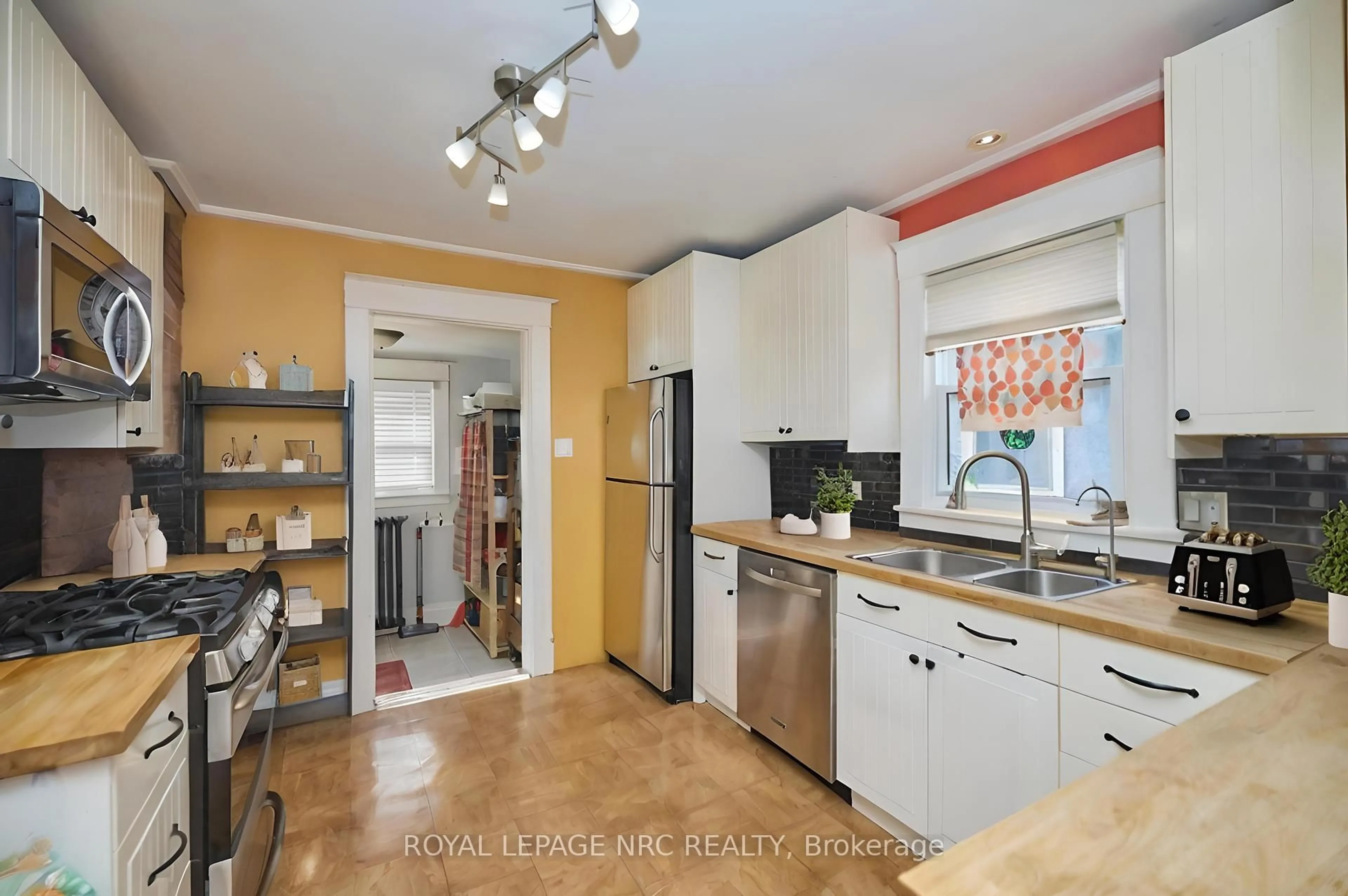 Standard kitchen, unknown for 92 Dufferin St, St. Catharines Ontario L2R 1Z8