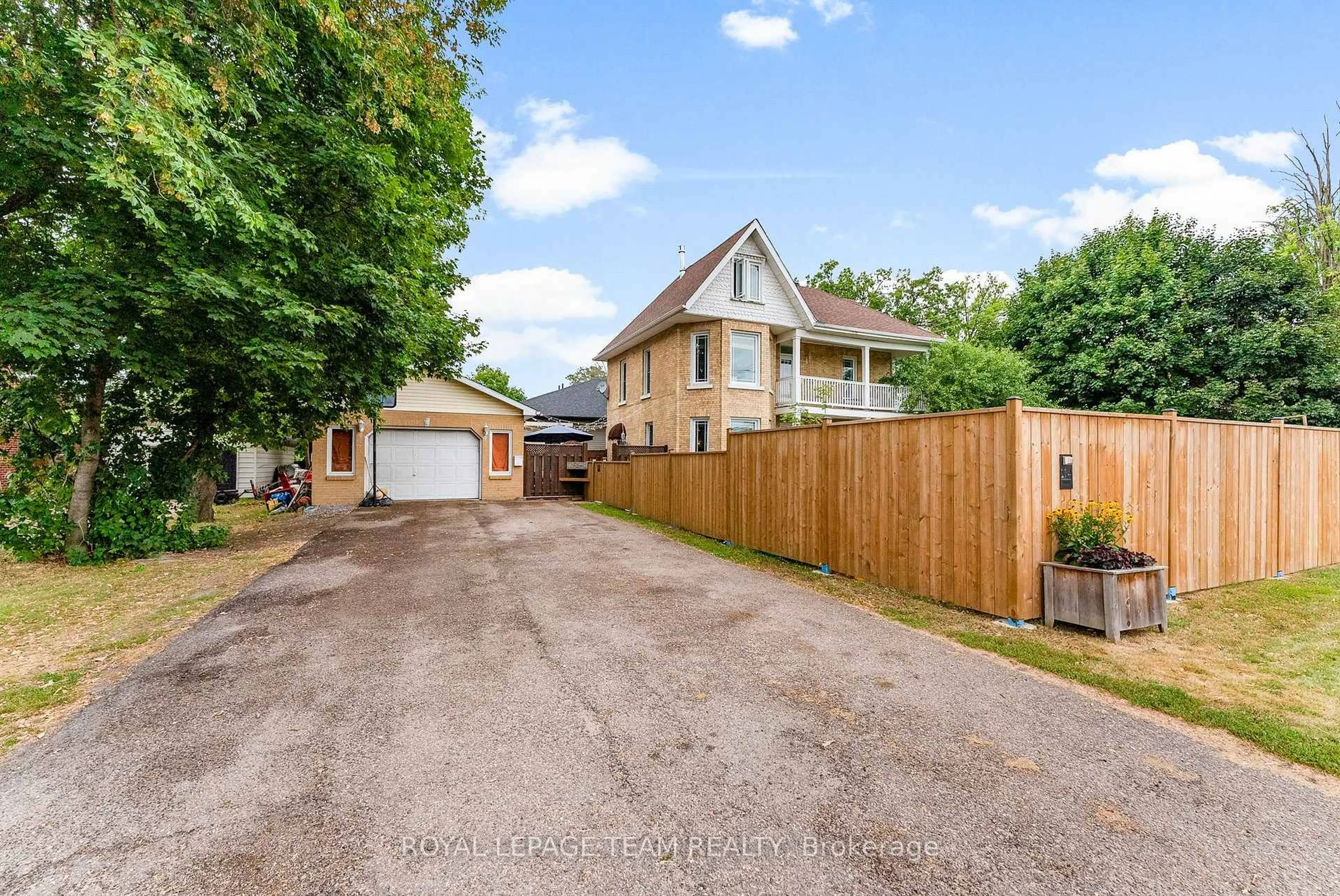 A pic from outside/outdoor area/front of a property/back of a property/a pic from drone, street for 174 Bruce St, Renfrew Ontario K7V 3W1