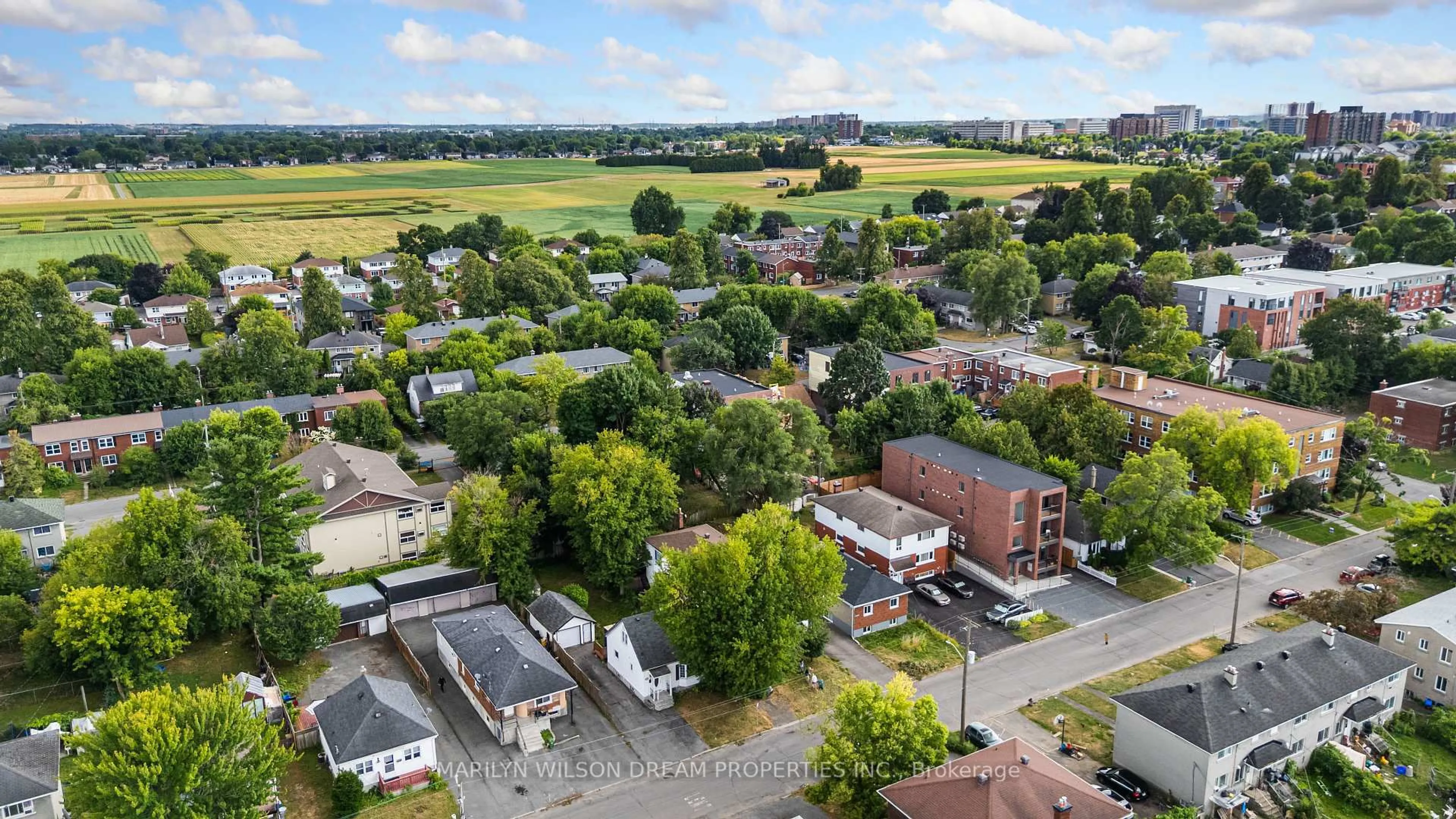 A pic from outside/outdoor area/front of a property/back of a property/a pic from drone, street for 1252 Dorchester Ave, Ottawa Ontario K1Z 8E6