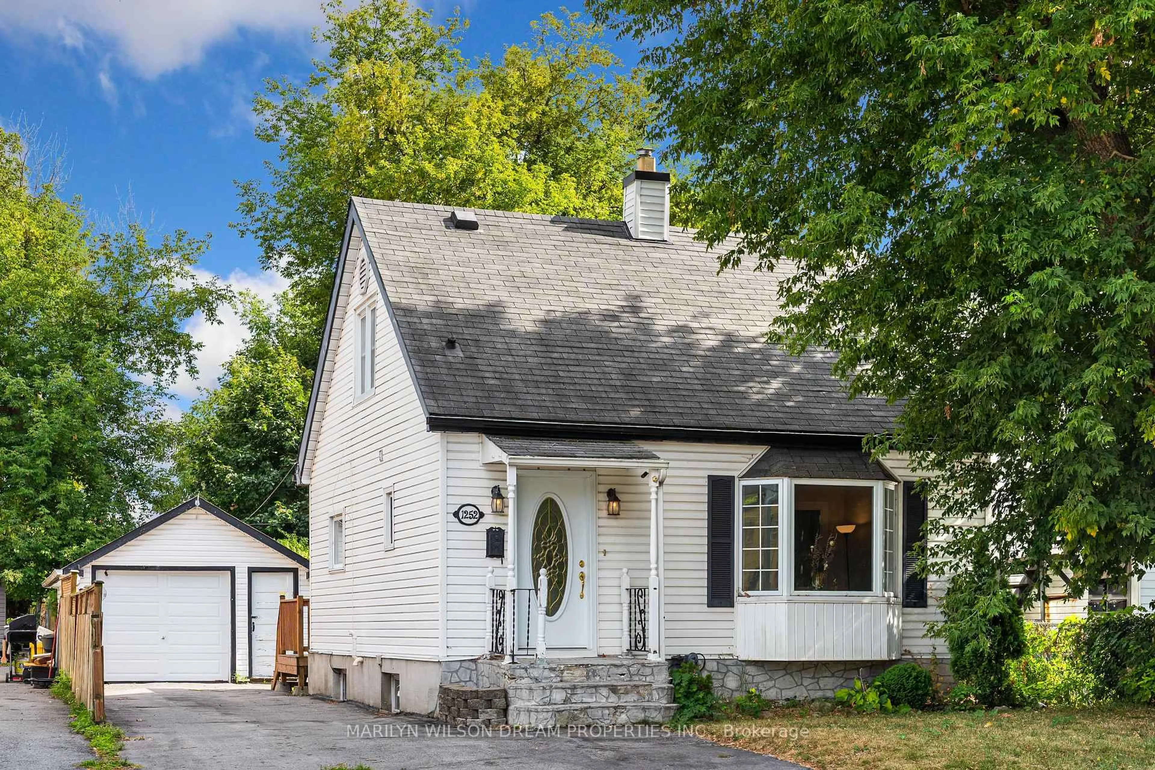 Home with vinyl exterior material, street for 1252 Dorchester Ave, Ottawa Ontario K1Z 8E6