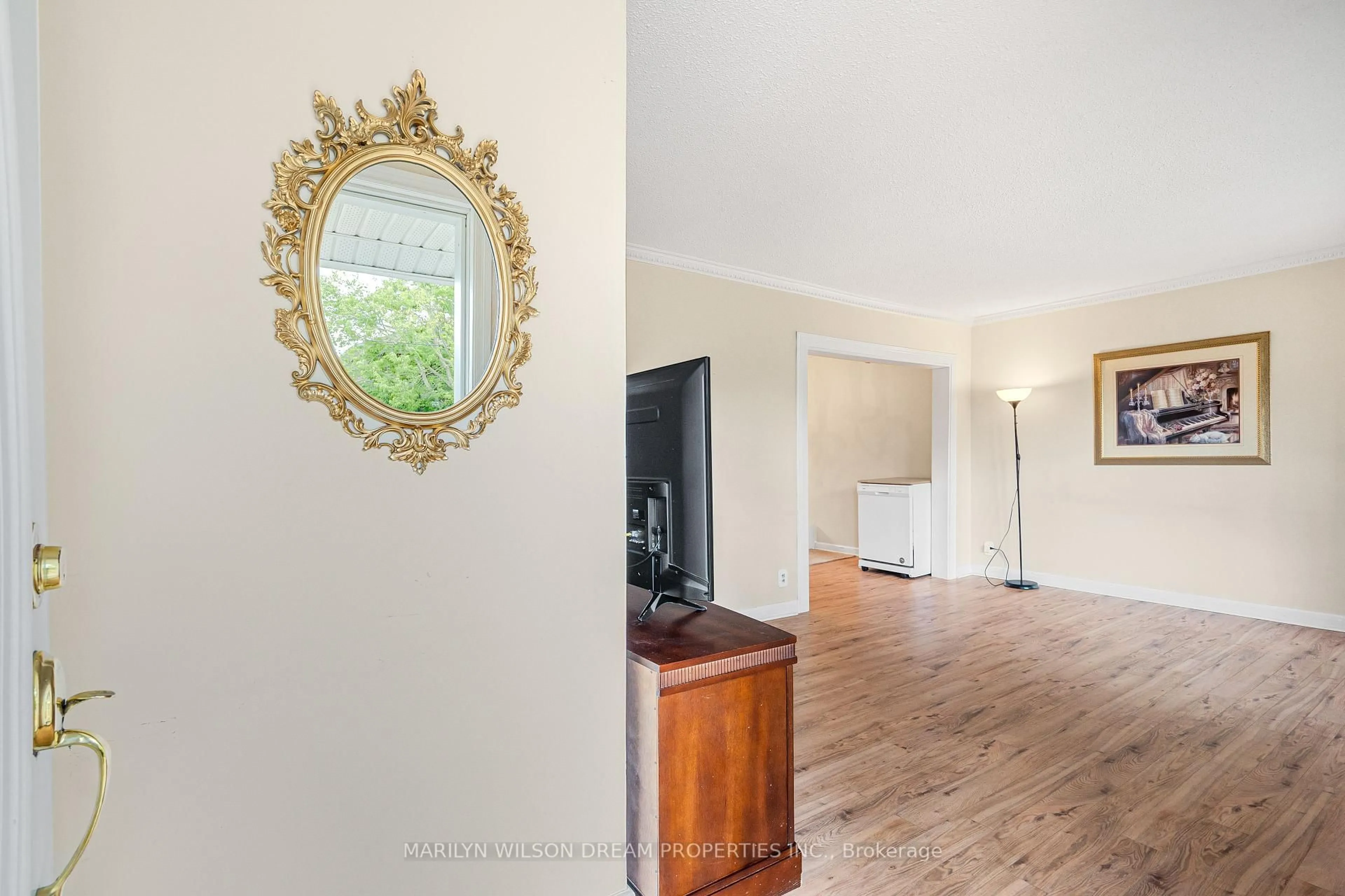 Indoor entryway for 1252 Dorchester Ave, Ottawa Ontario K1Z 8E6
