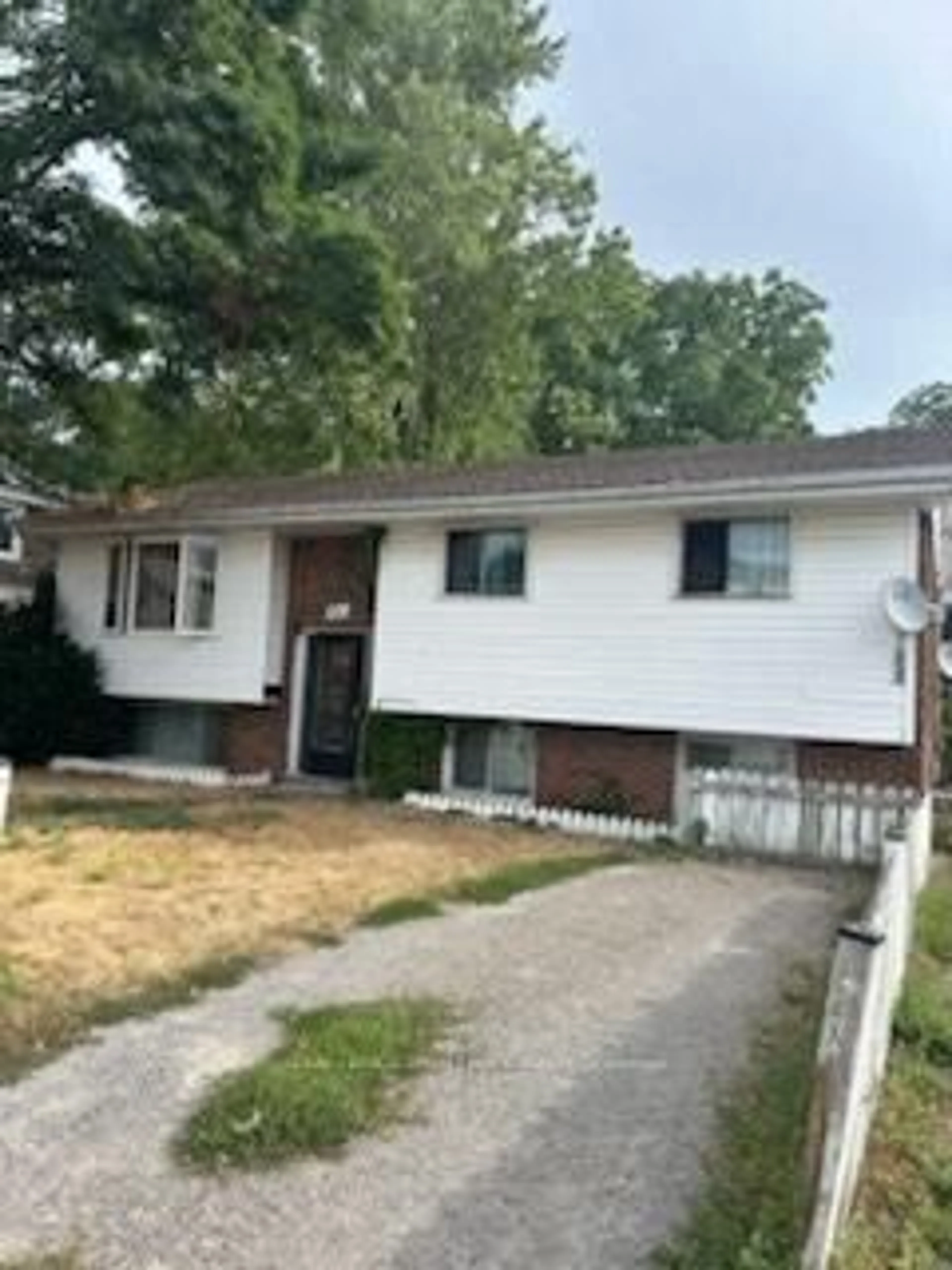 Home with vinyl exterior material, street for 41 Bartholomew St, Brockville Ontario K6V 2R5