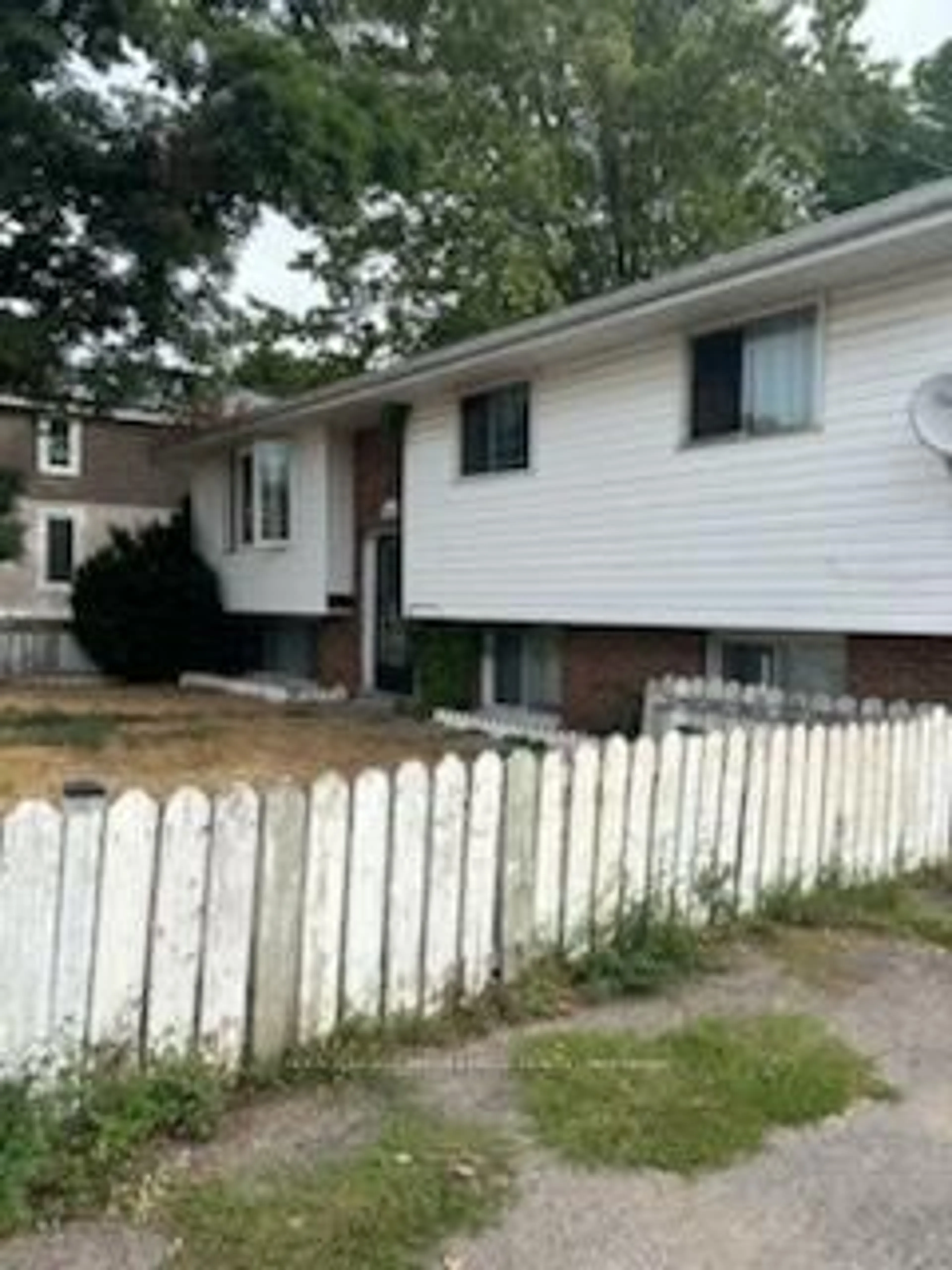 Home with vinyl exterior material, street for 41 Bartholomew St, Brockville Ontario K6V 2R5
