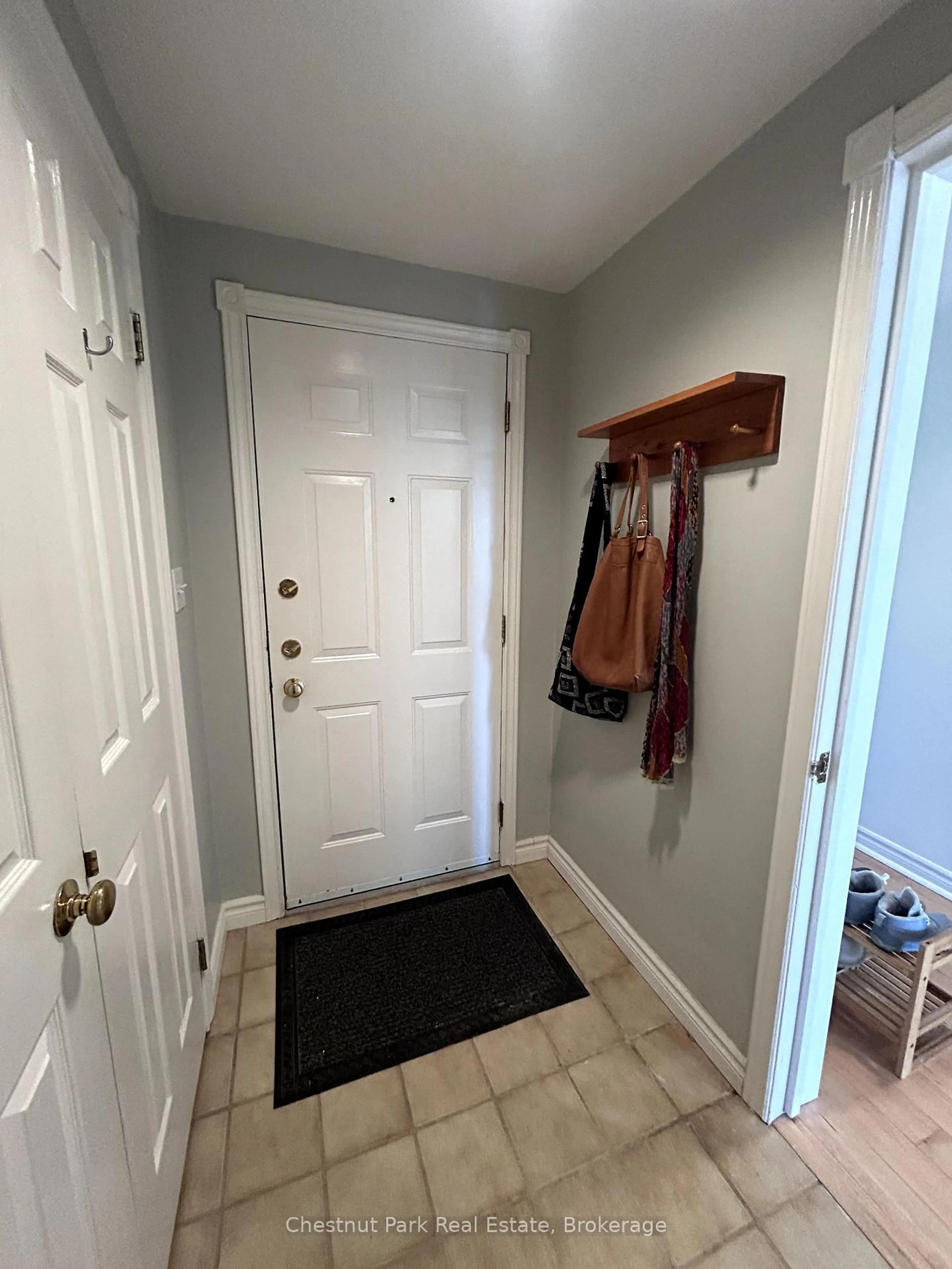 Indoor entryway for 3421 Grandview Forest Dr #5, Huntsville Ontario P1H 2J5