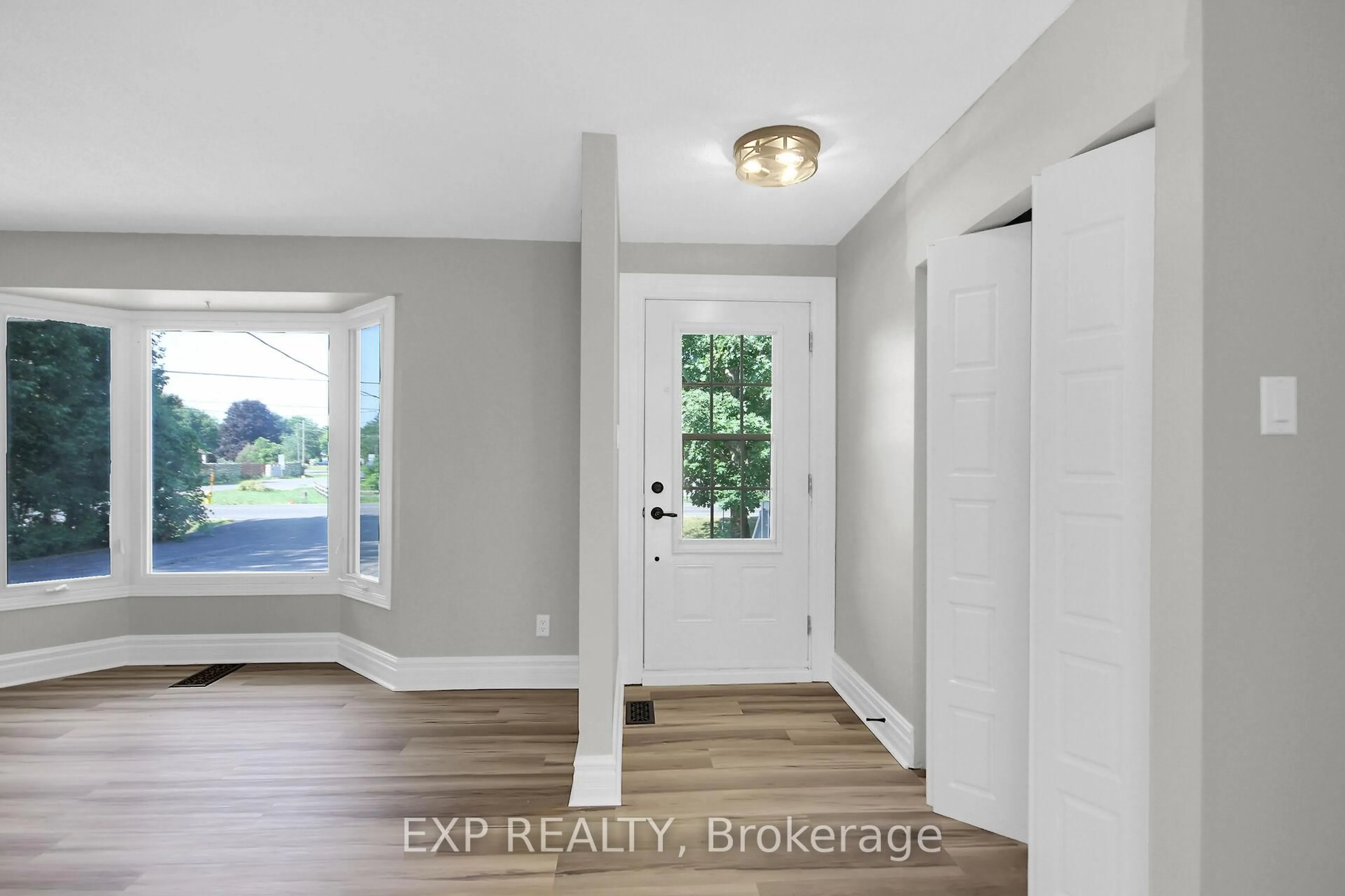 Indoor entryway for 1083 Eadie Rd, Russell Ontario K4R 1E5