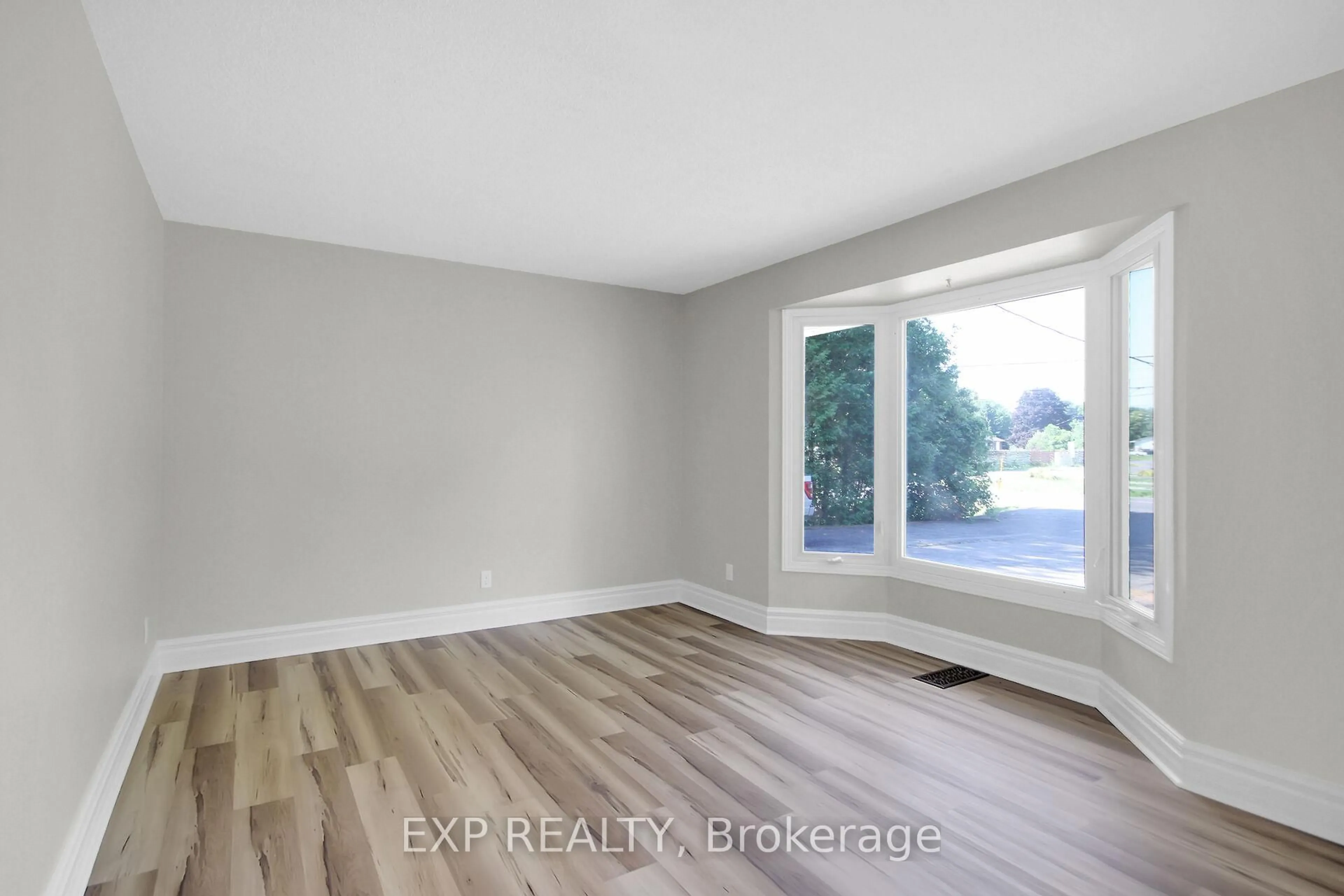 A pic of a room for 1083 Eadie Rd, Russell Ontario K4R 1E5