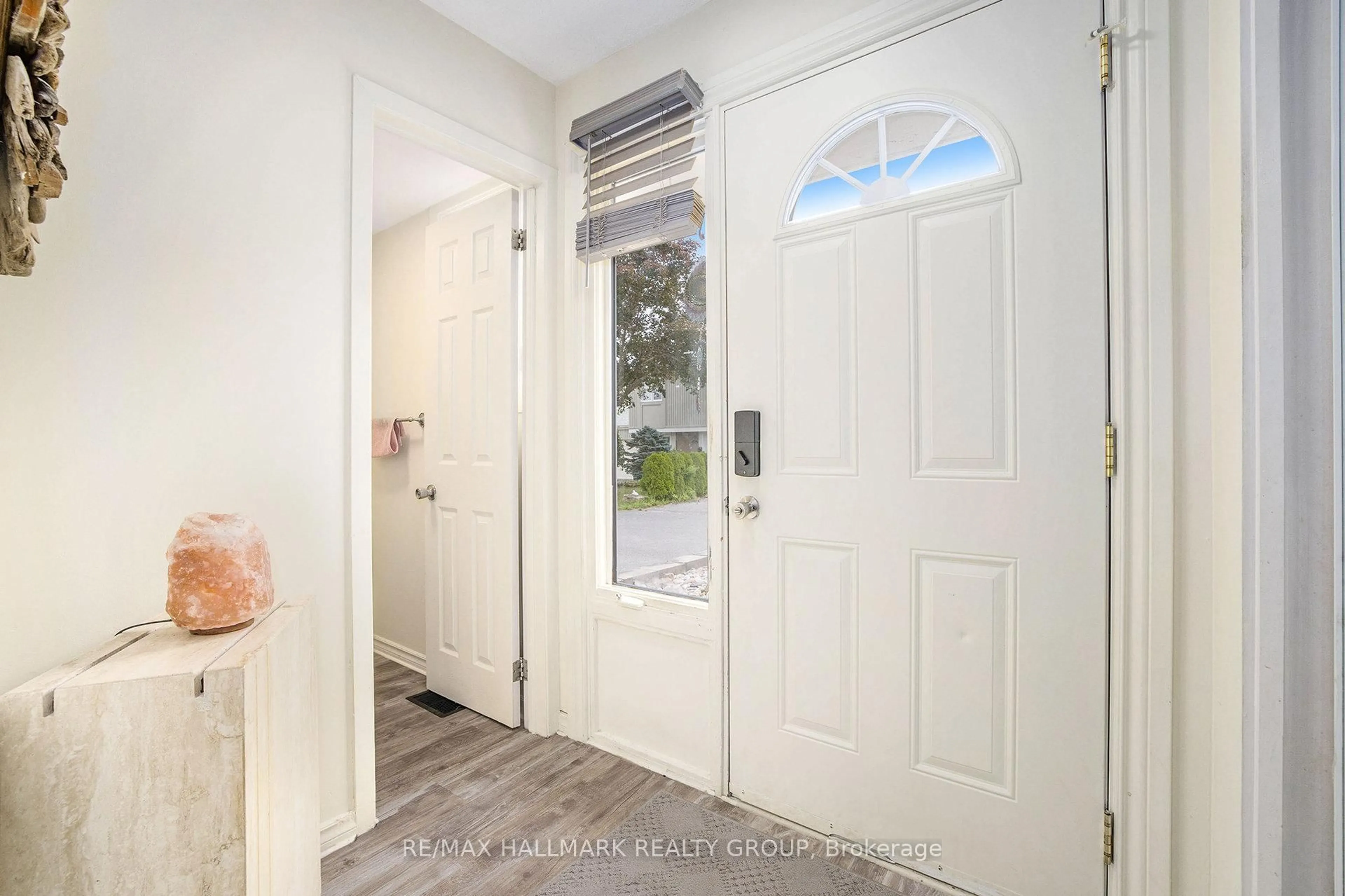 Indoor entryway for 58 Jackson Crt #42, Ottawa Ontario K2K 1B7