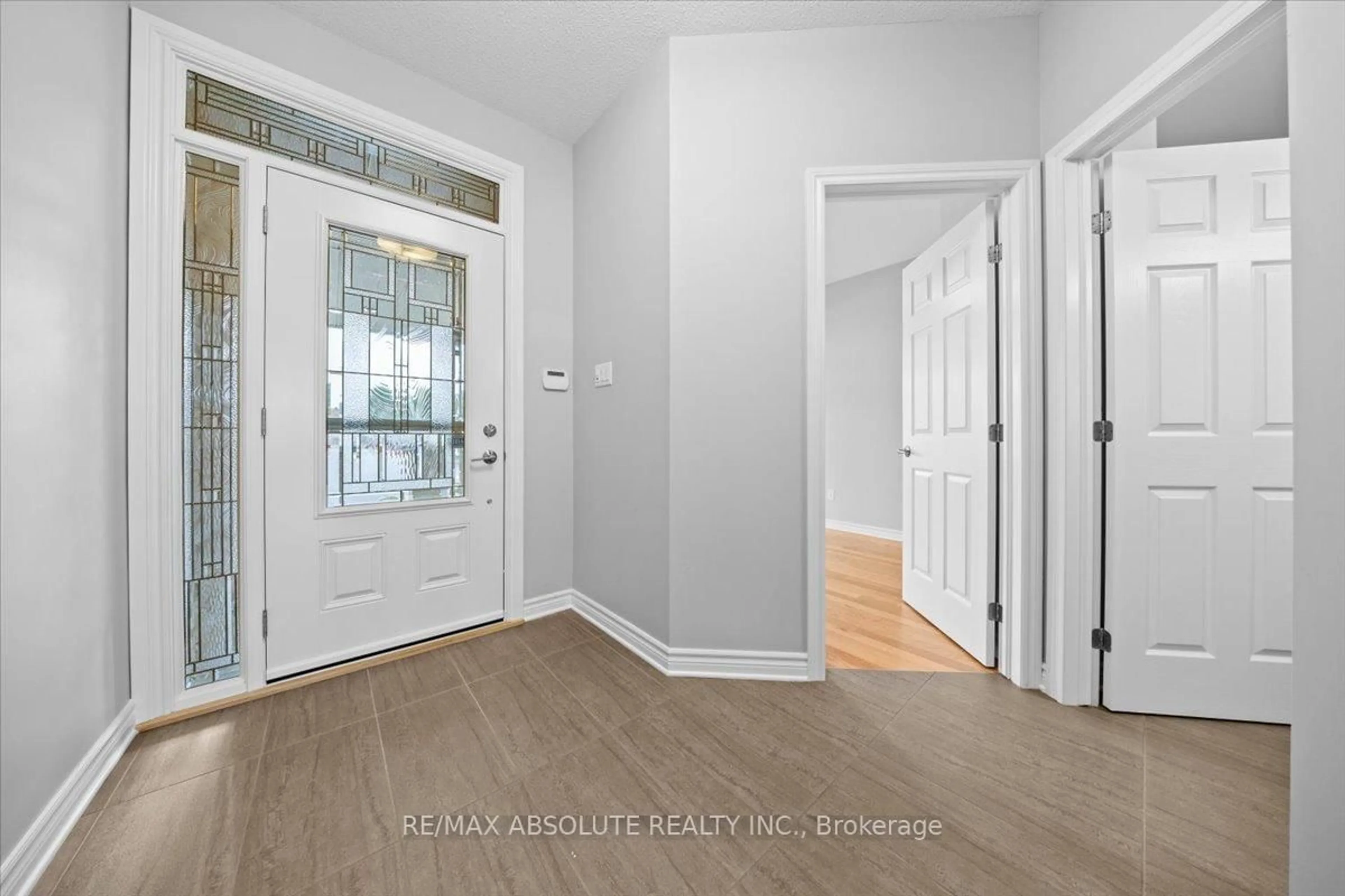 Indoor entryway for 122 PASSAGEWAY Private, Ottawa Ontario K2M 2B5