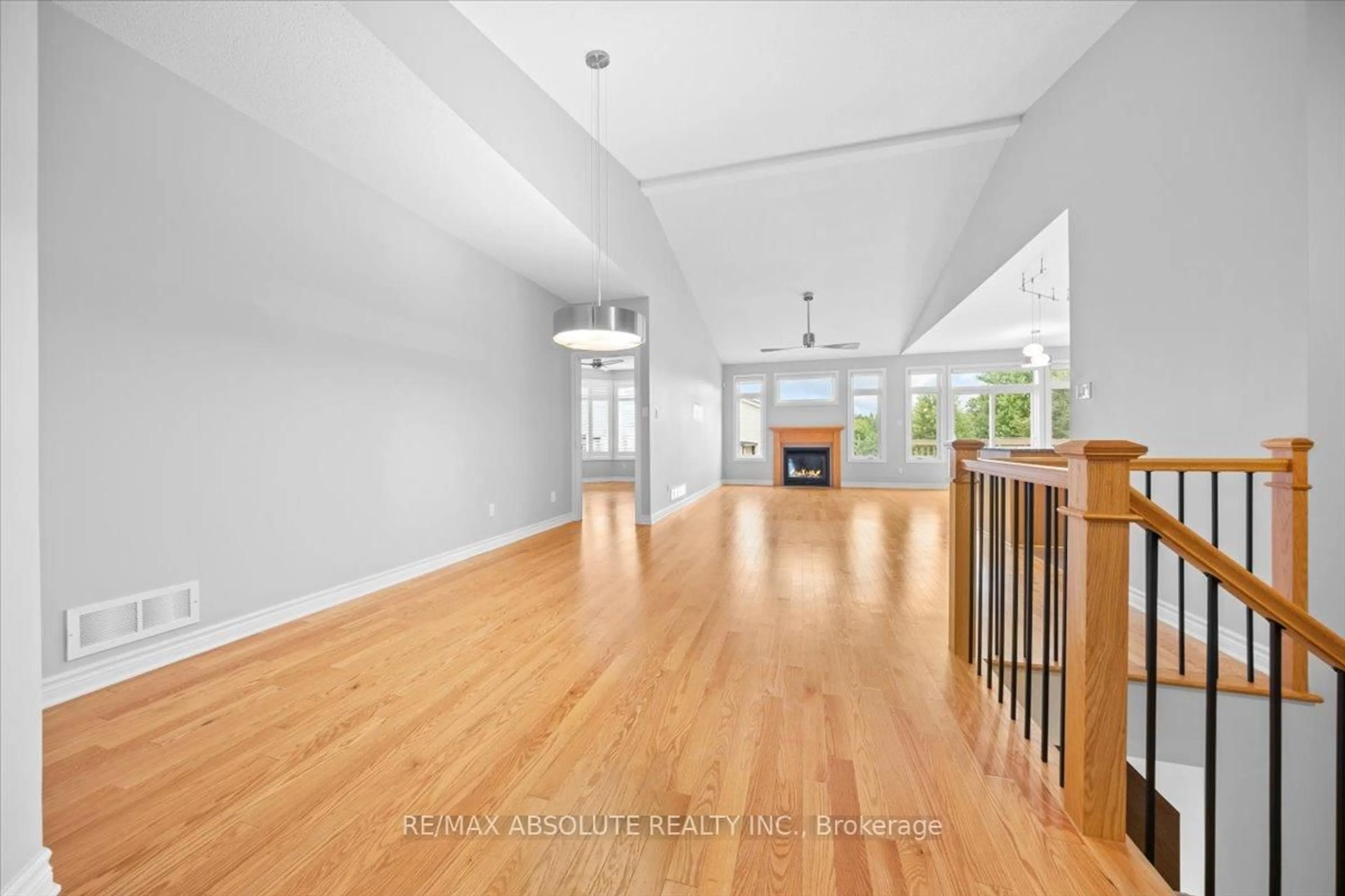 Indoor foyer for 122 PASSAGEWAY Private, Ottawa Ontario K2M 2B5