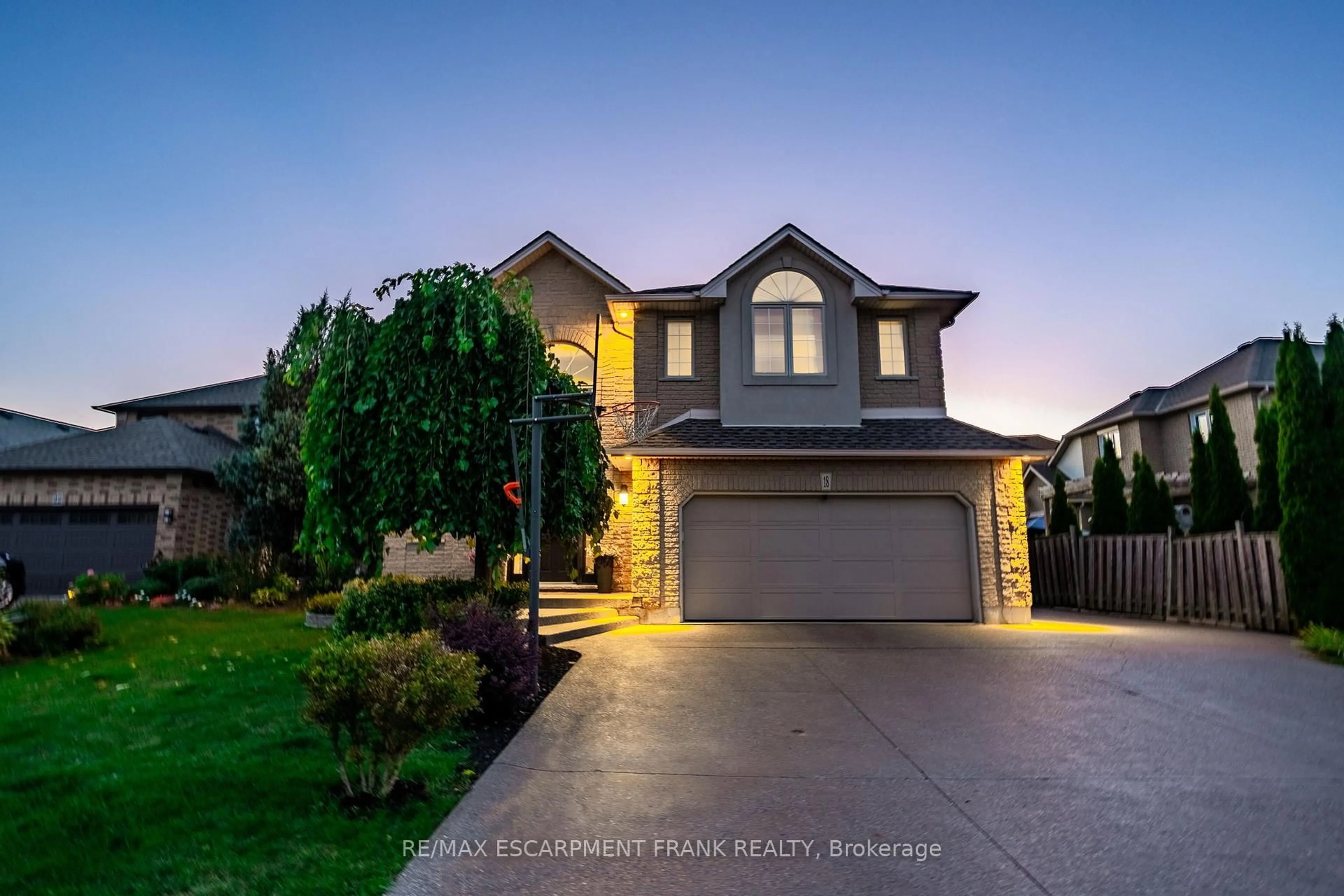 Home with vinyl exterior material, street for 18 Konstantine Crt, Hamilton Ontario L9B 2T3