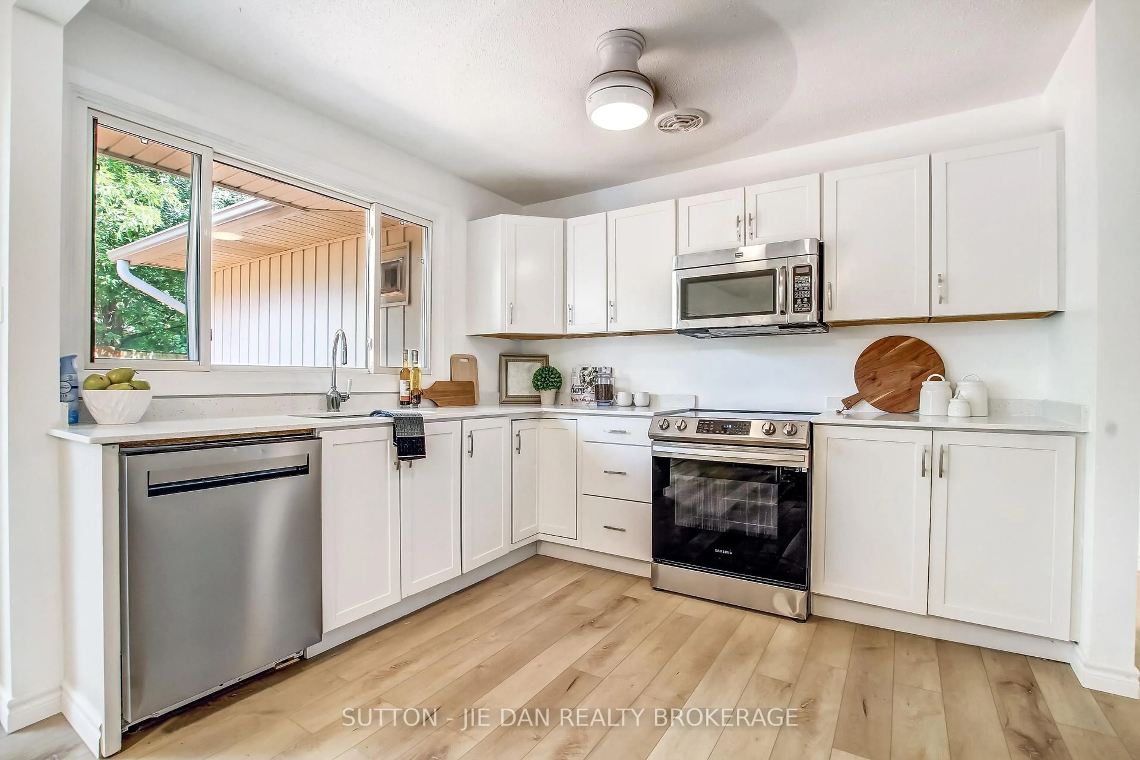 Open concept kitchen, unknown for 15 HAWTHORNE Rd, London North Ontario N6G 2W9