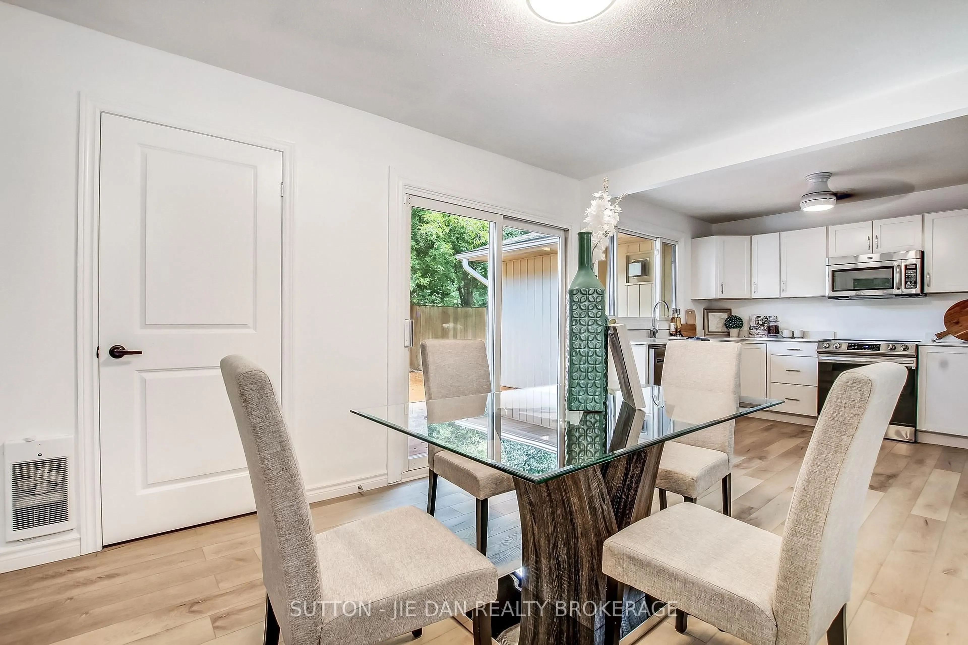 Dining room, wood/laminate floor for 15 HAWTHORNE Rd, London North Ontario N6G 2W9