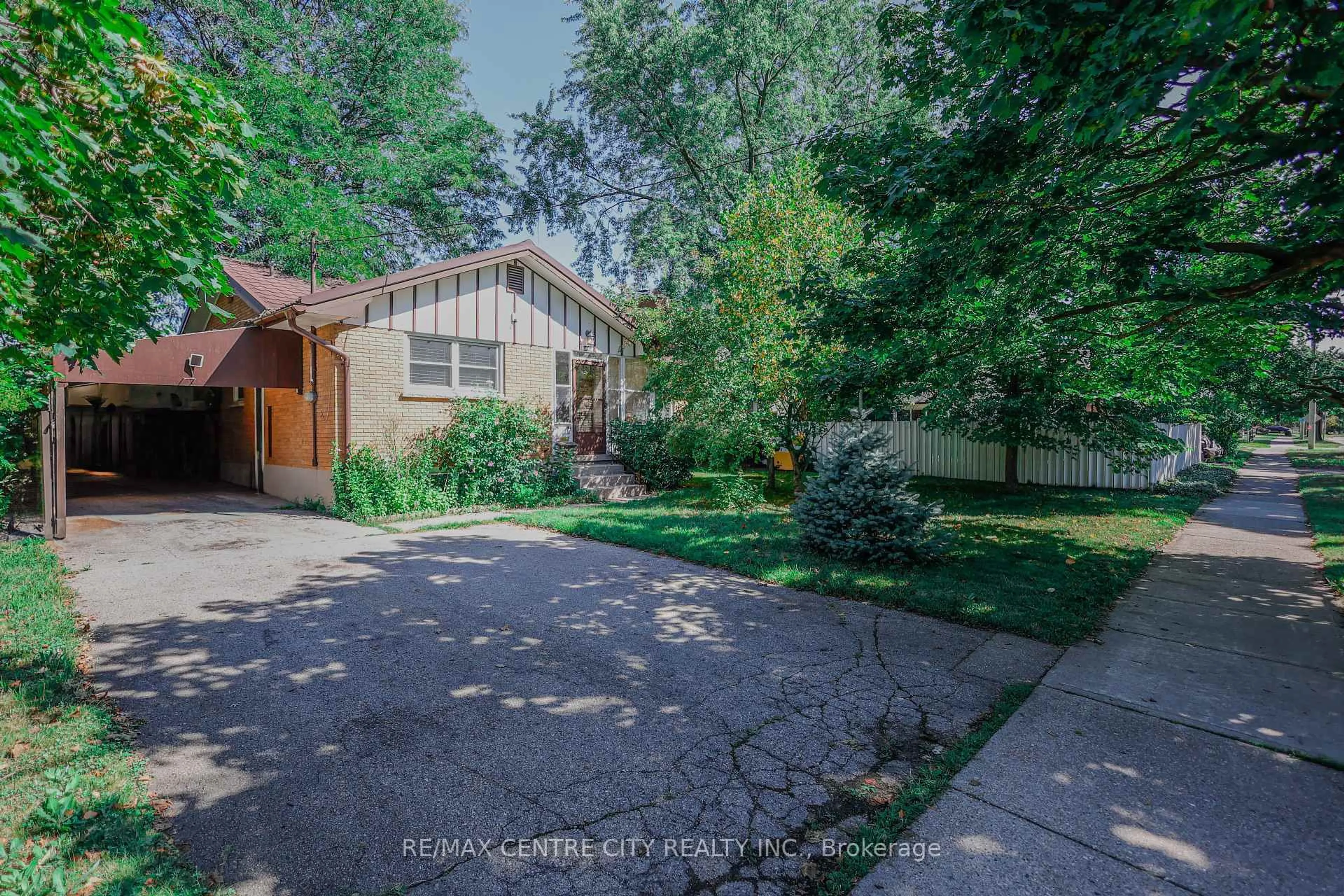 Unknown for 1948 Royal Cres, London East Ontario N5V 1N7