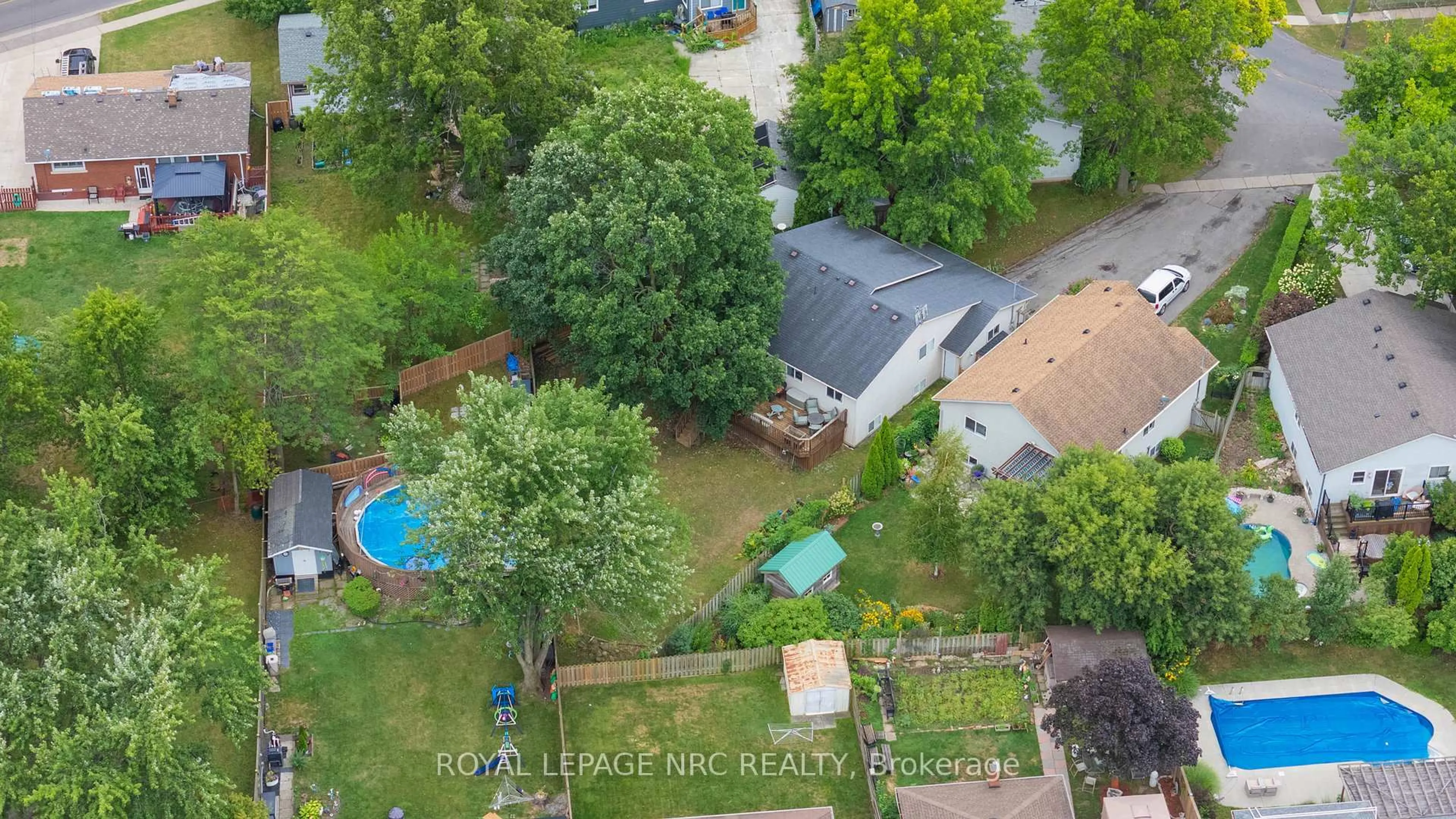 A pic from outside/outdoor area/front of a property/back of a property/a pic from drone, street for 49 Admiral Rd, St. Catharines Ontario L2P 1G7