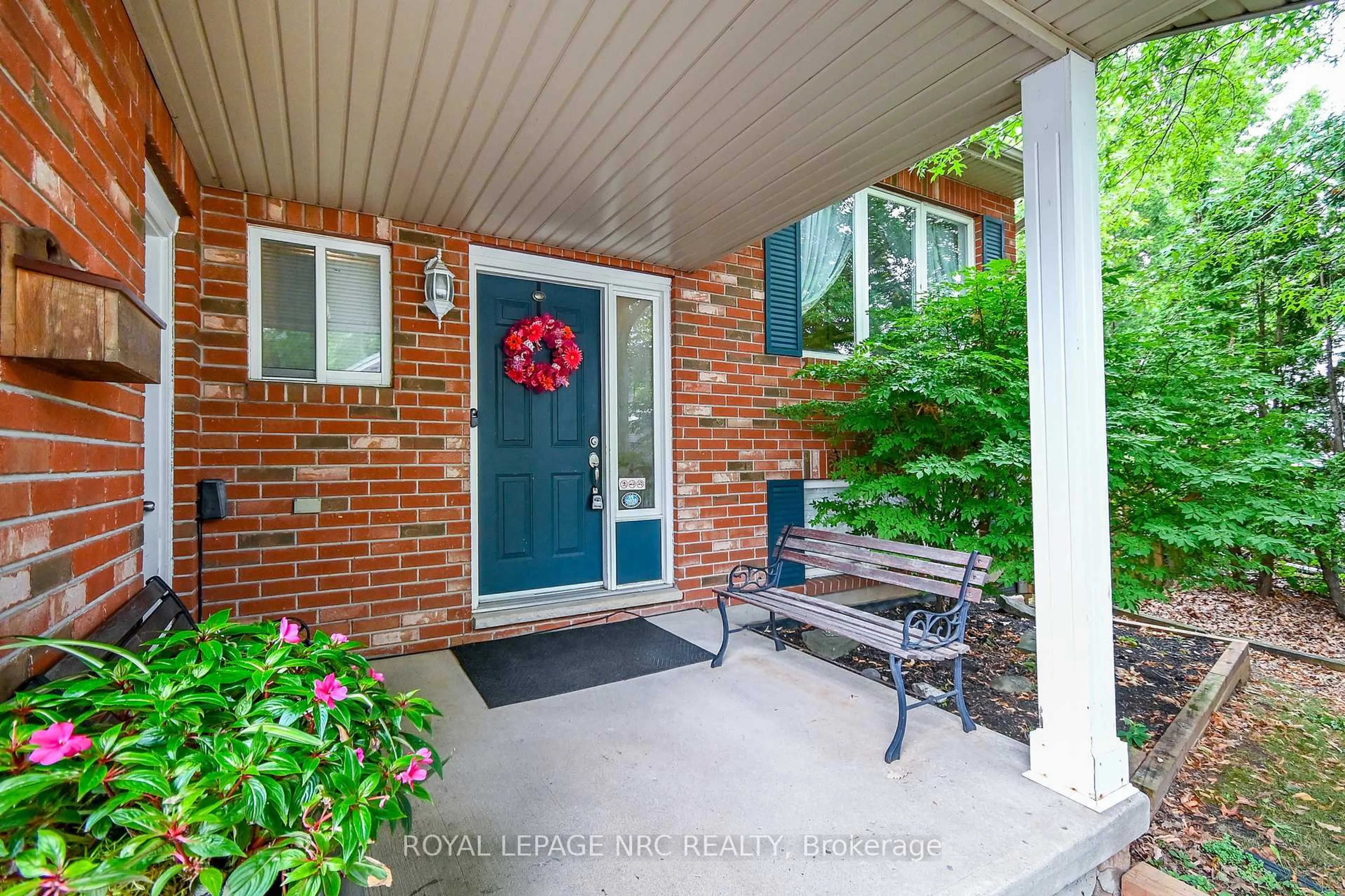 Indoor entryway for 49 Admiral Rd, St. Catharines Ontario L2P 1G7