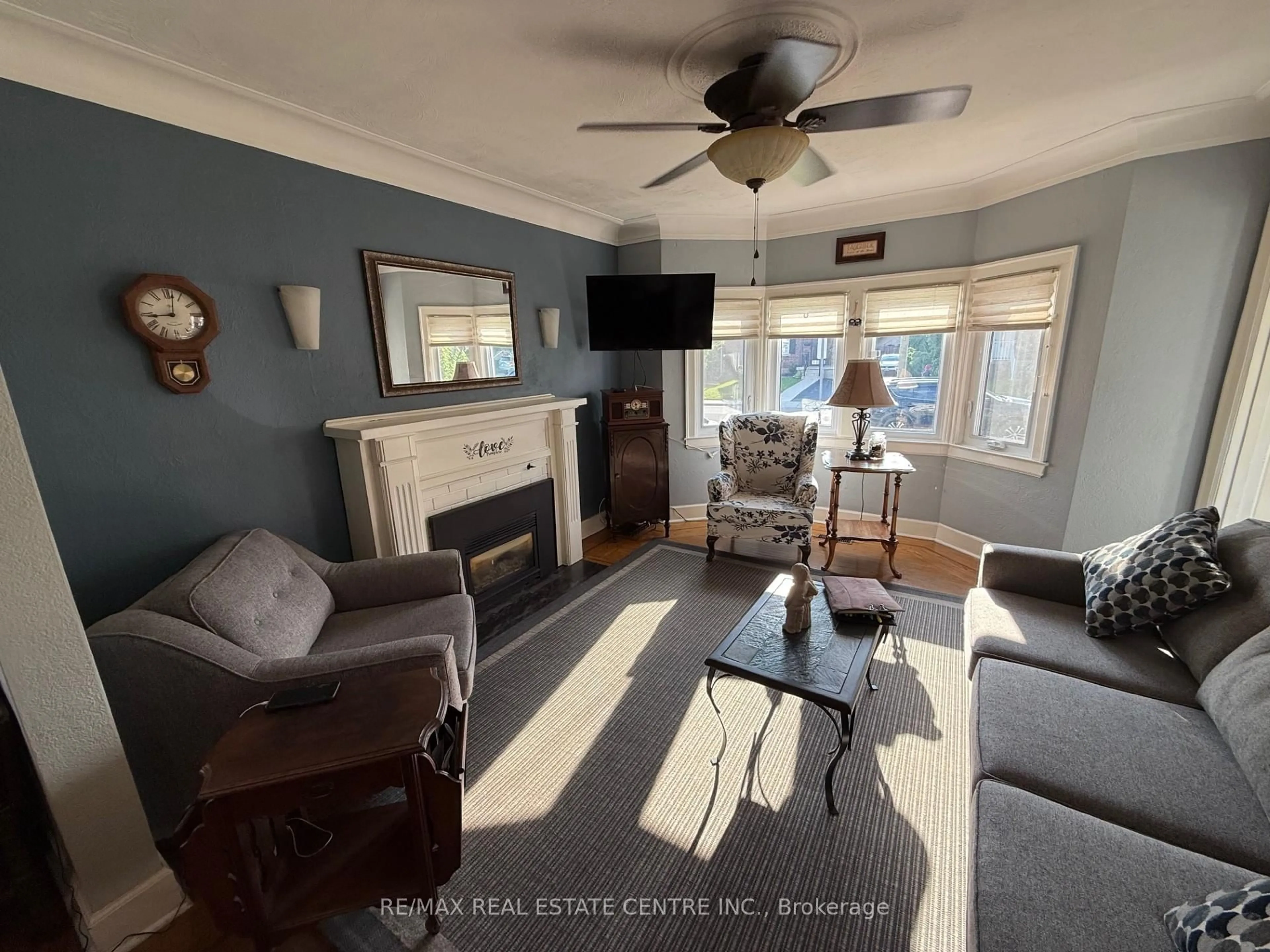 Living room with furniture, unknown for 14 Barons Ave, Hamilton Ontario L8K 2X9